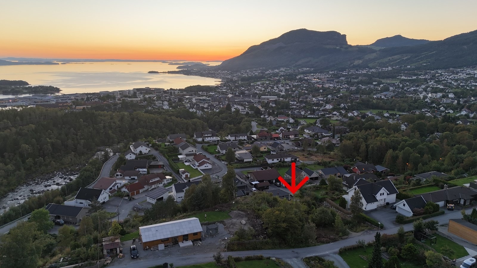 Tomten ligger vestvendt med gode solforhold fra morgen til kveld, og her har man en utrolig utsikt over hele Jørpeland, utover fjorden og mot Stavanger. Galleribilde