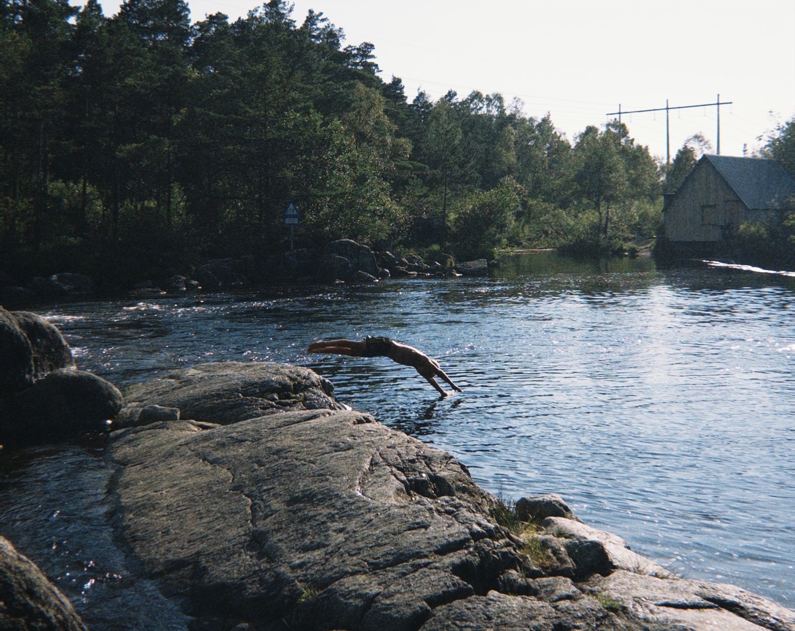 Det er også gode fiske- og bademuligheter i nærheten, og det er kun 5 min å gå til den populære badeplassen Stemmen i Jørpelandselva. Galleribilde