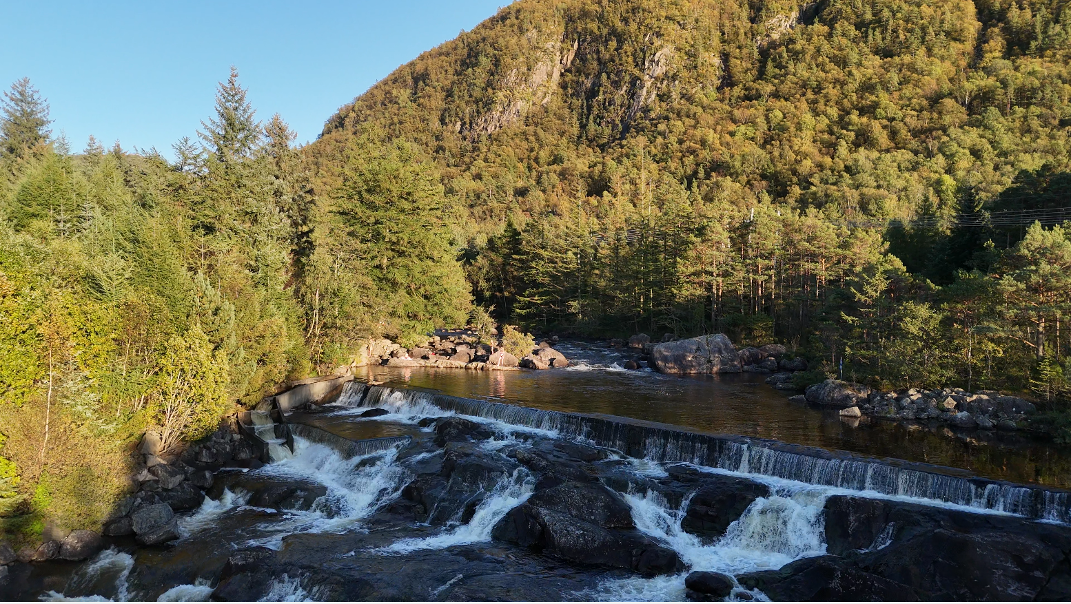 Selemork er et yndet turområde like i nærheten her med en fin tursti, men man har også mulighet til å bestige en rekke fjelltopper som ligger på rekke og rad her i Ryfylke. Galleribilde