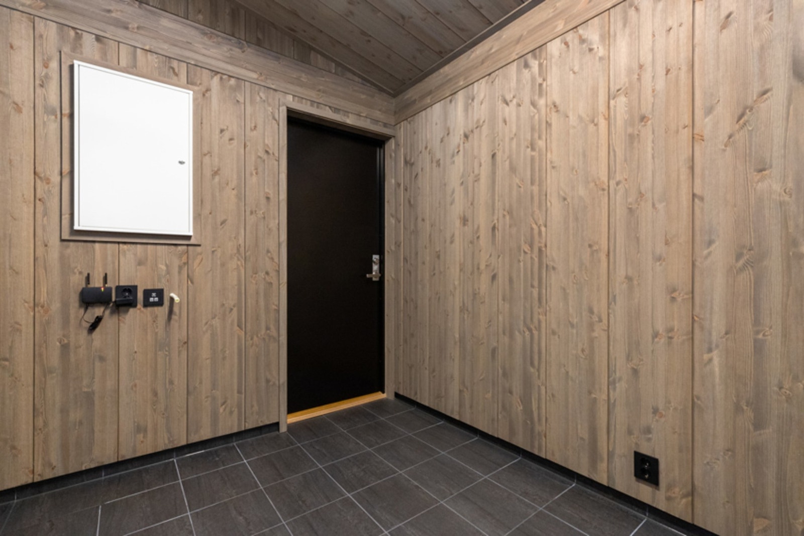 Boden har inngang både fra ute og inne, praktisk for lagring av skiutstyr / sykkelutstyr etc. Galleribilde