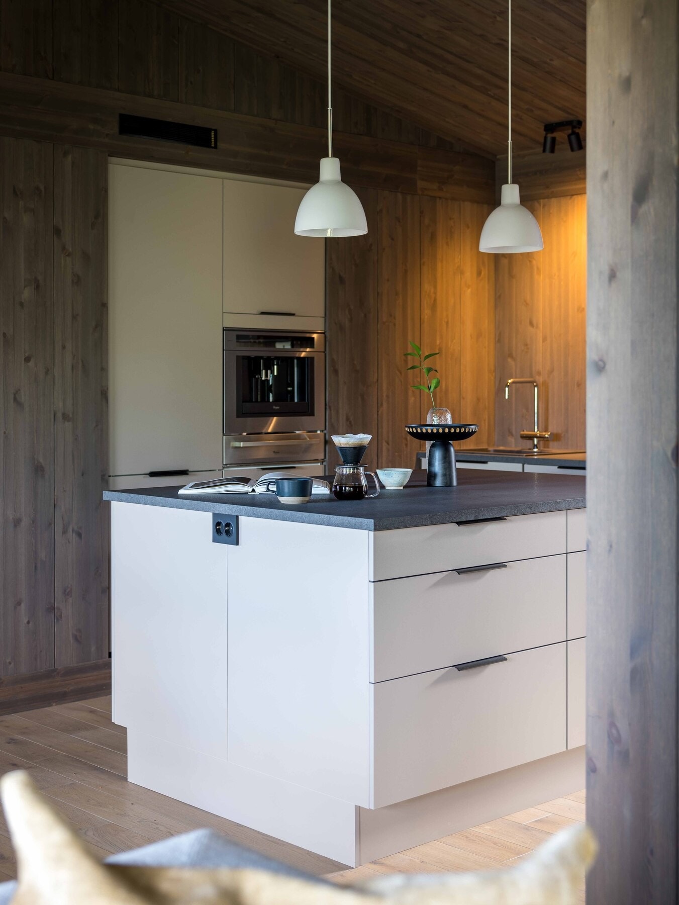 Pratisk kjøkkenøy med god plass for oppbevaring. Foto fra vår visningshytte på Hellerudsletta, Vy28BT Galleribilde