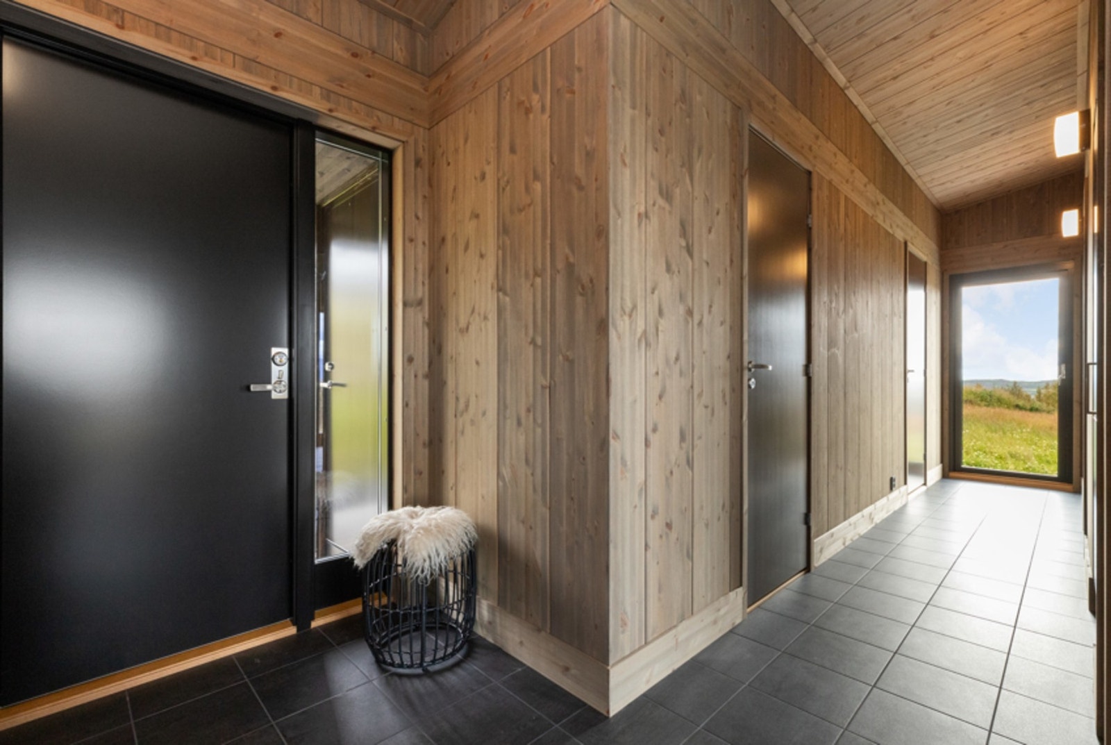 Romslig og lekker entrè. Foto fra en tilsvarende modell Galleribilde