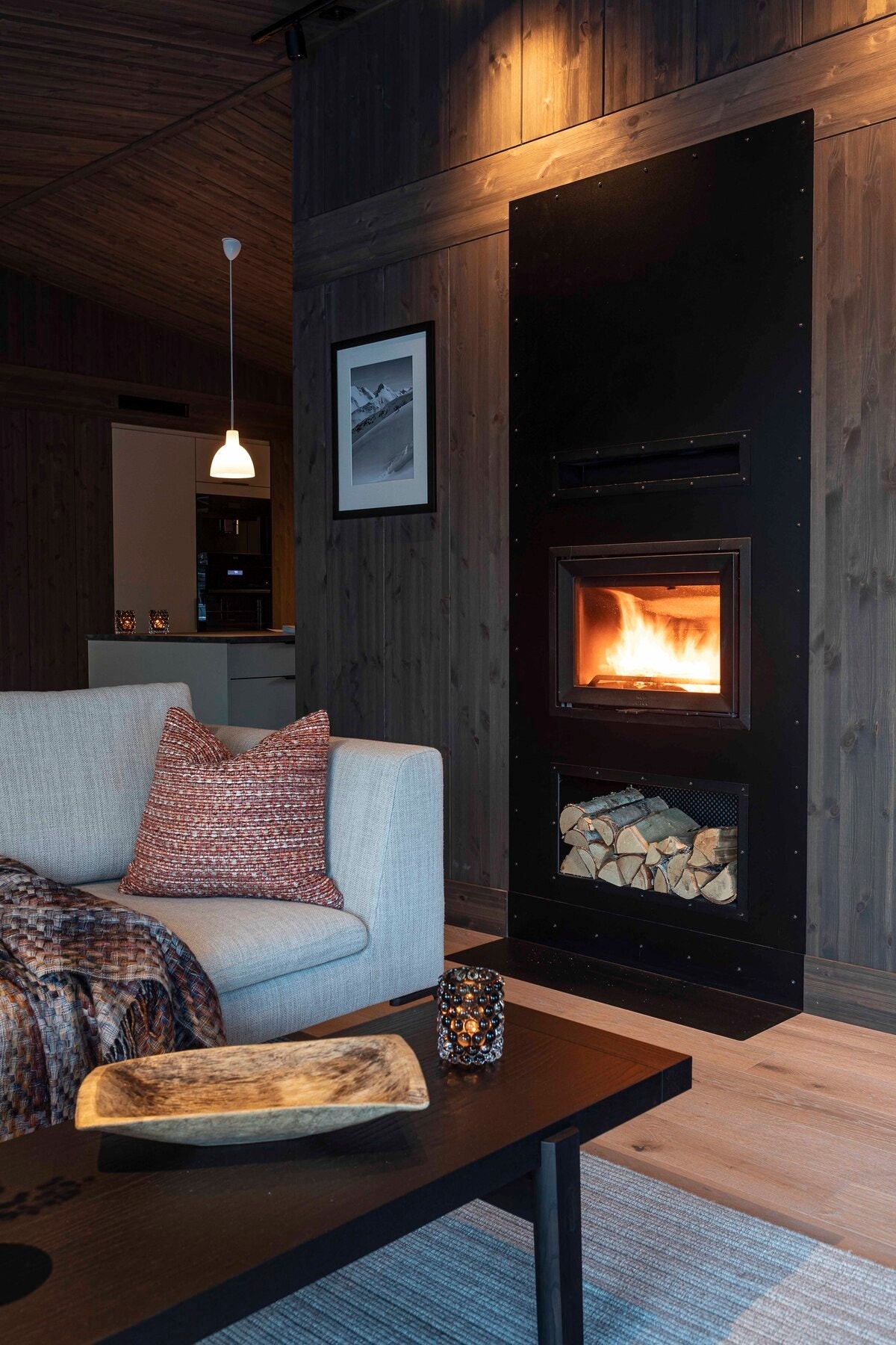 I denne modellen kan du få innebygd peis, eller frittstående om du ønsker det. Foto fra vår visningshytte på Hellerudsletta, Vy28BT Galleribilde