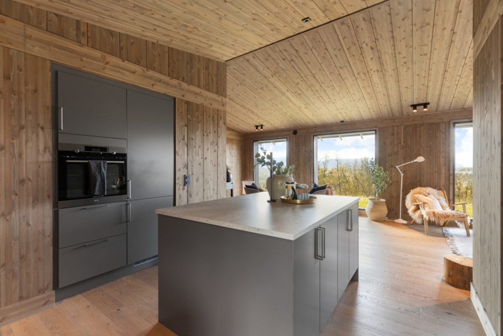 Foto fra kjøkken i en tilsvarende B-modell. I B-modellen er kjøkkenet hyttas hjerte og er plassert i midten av hytta Galleribilde