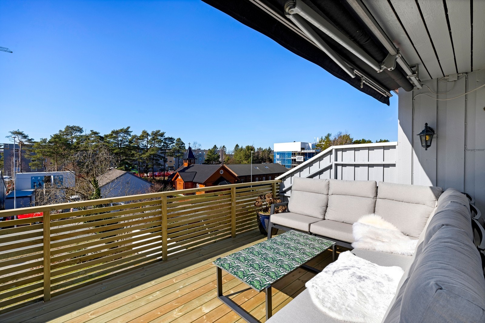 Stor solrik terrasse i front Galleribilde