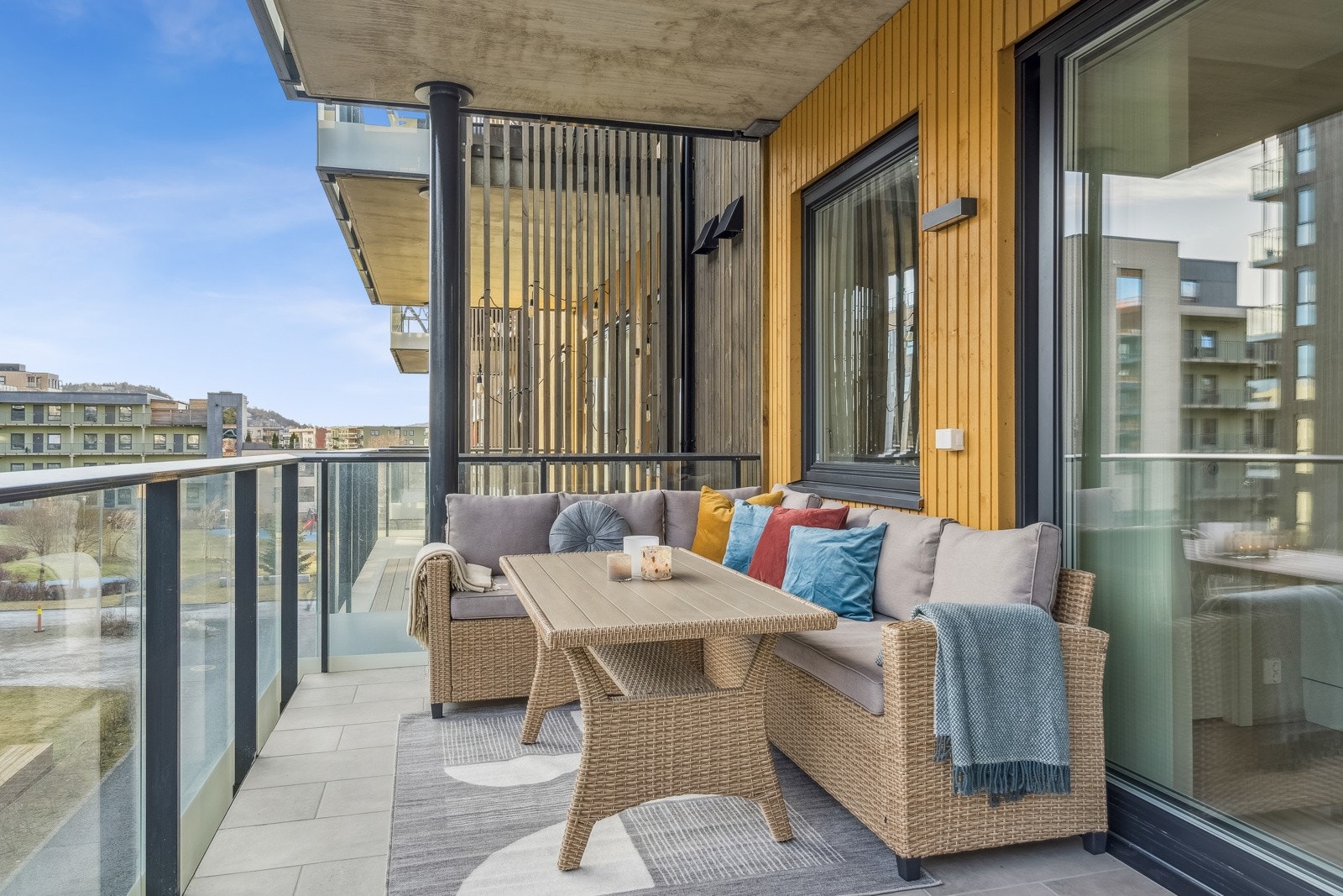 Her kan man nyte formidaggssolen med en god kopp kaffe. Selger har fått lagt fliser ute på balkongen. Galleribilde