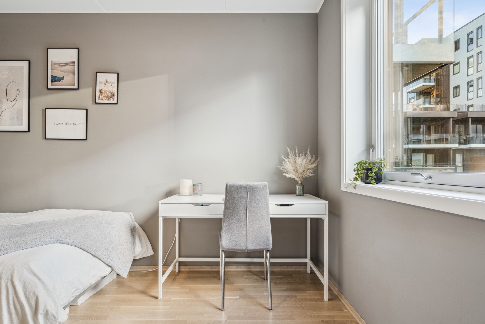 Her er det god plass til dobbeltseng, kontorpult og garderobe. Galleribilde