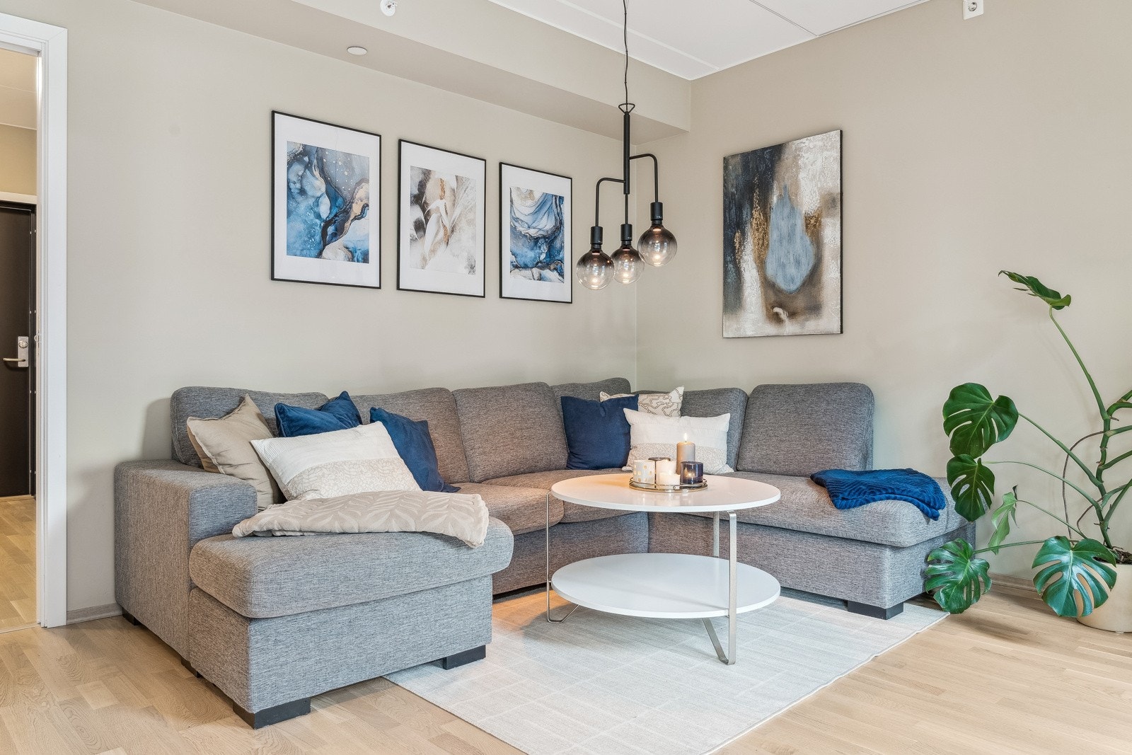 Stuen måler 25 kvm og har gode møbleringsmuligheter. Gulvet er belagt med parkett og veggene er malt i tidsriktige farger. Galleribilde