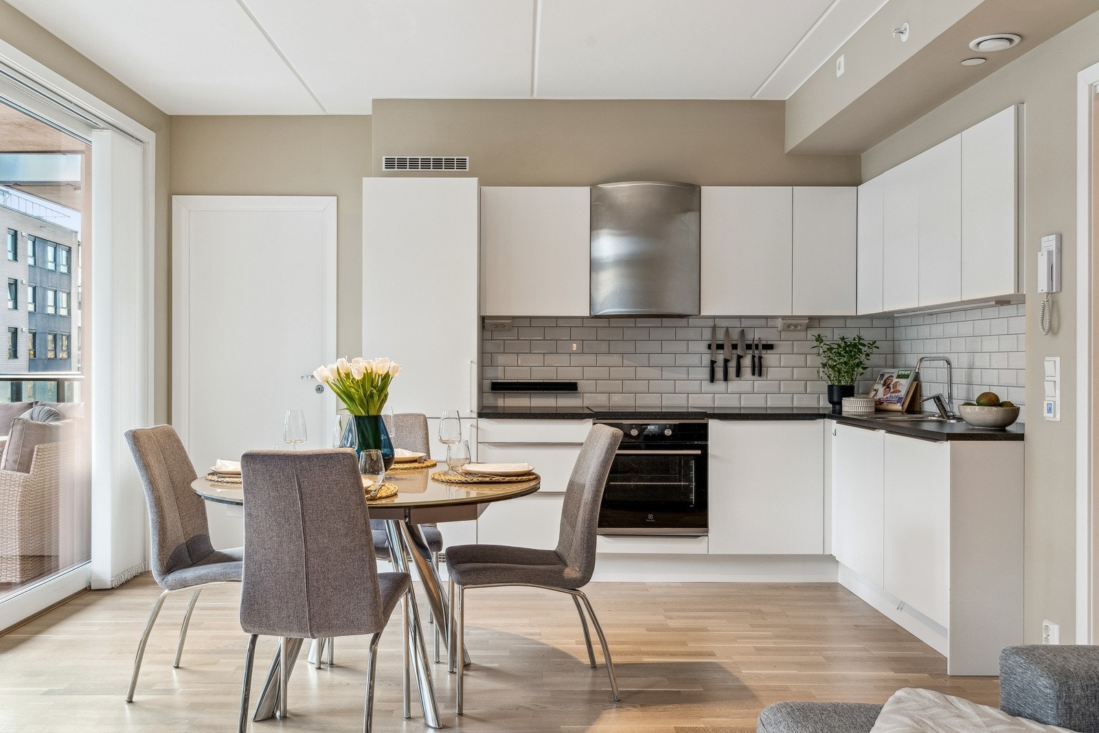 Kjøkkenet er delvis bygd inn i veggen for en sømløs finish. Det har godt med skap-og benkeplass, samt integrerte hvitevarer fra elektrolux. Galleribilde