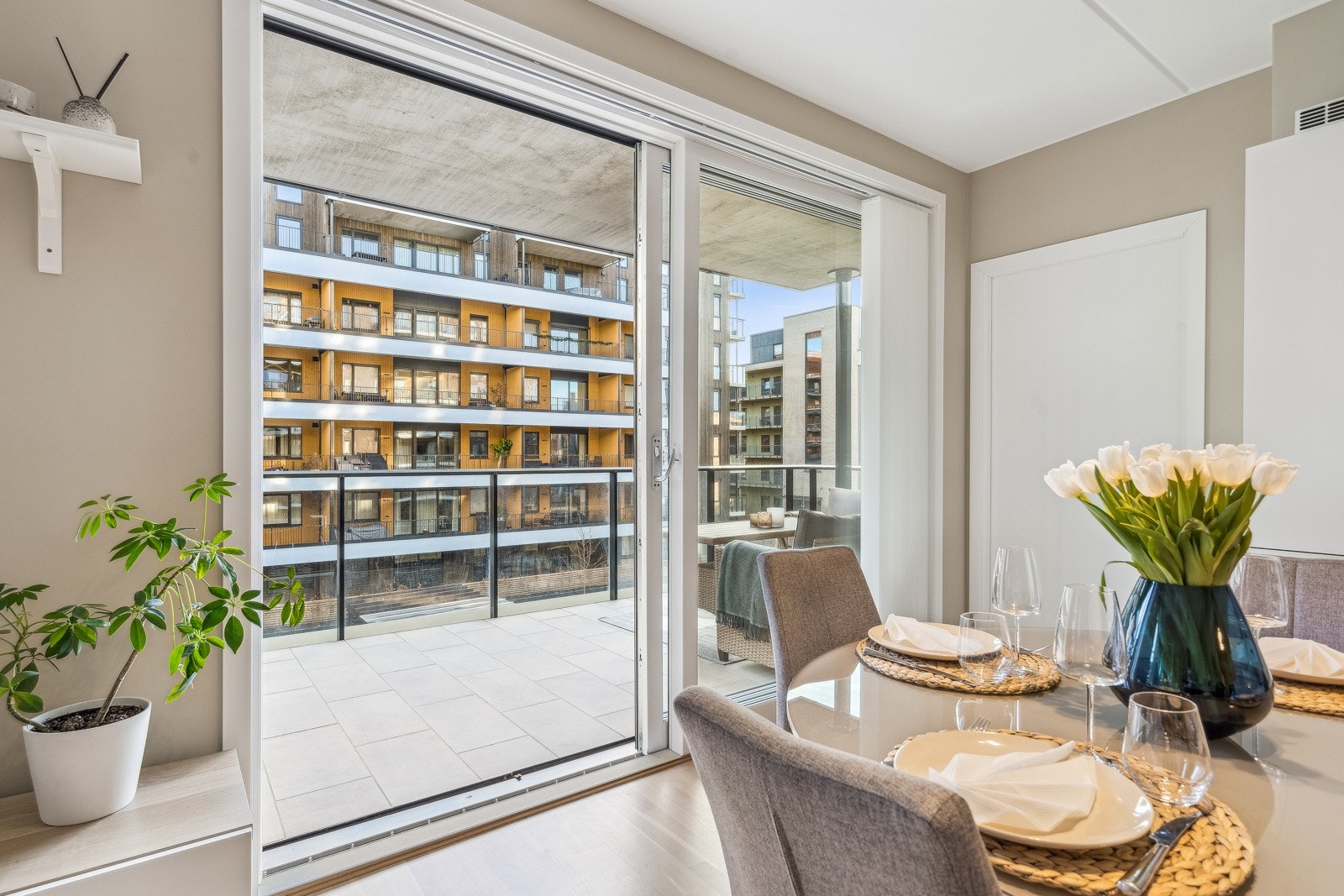 Fra stuen er det utgang til en flott balkong. Galleribilde