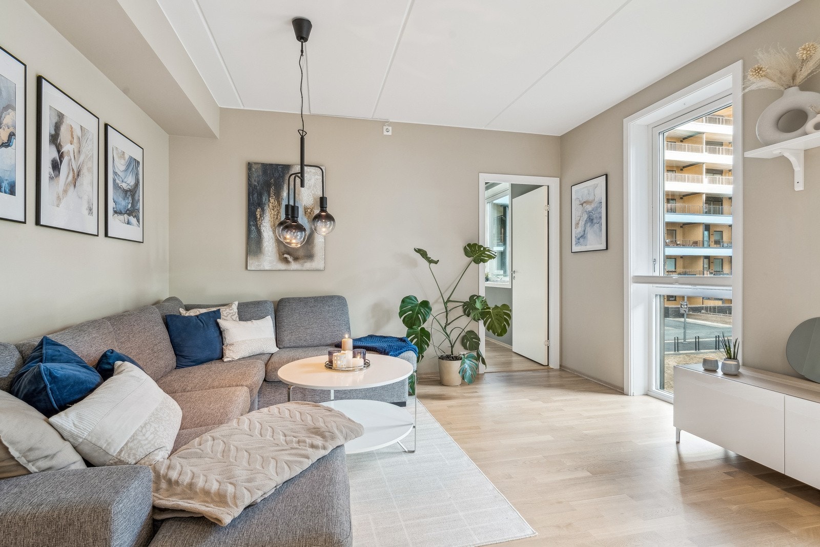 Leiligheten har praktisk planløsning med soverom i hver ende av stue/ kjøkken. Galleribilde