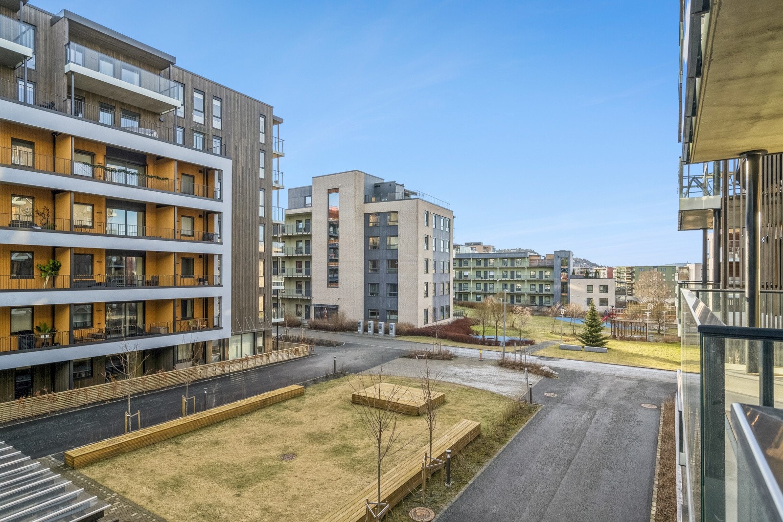 Her får du en flott leilighet fra 2022 med god standard, praktisk planløsning og stor balkong. Galleribilde