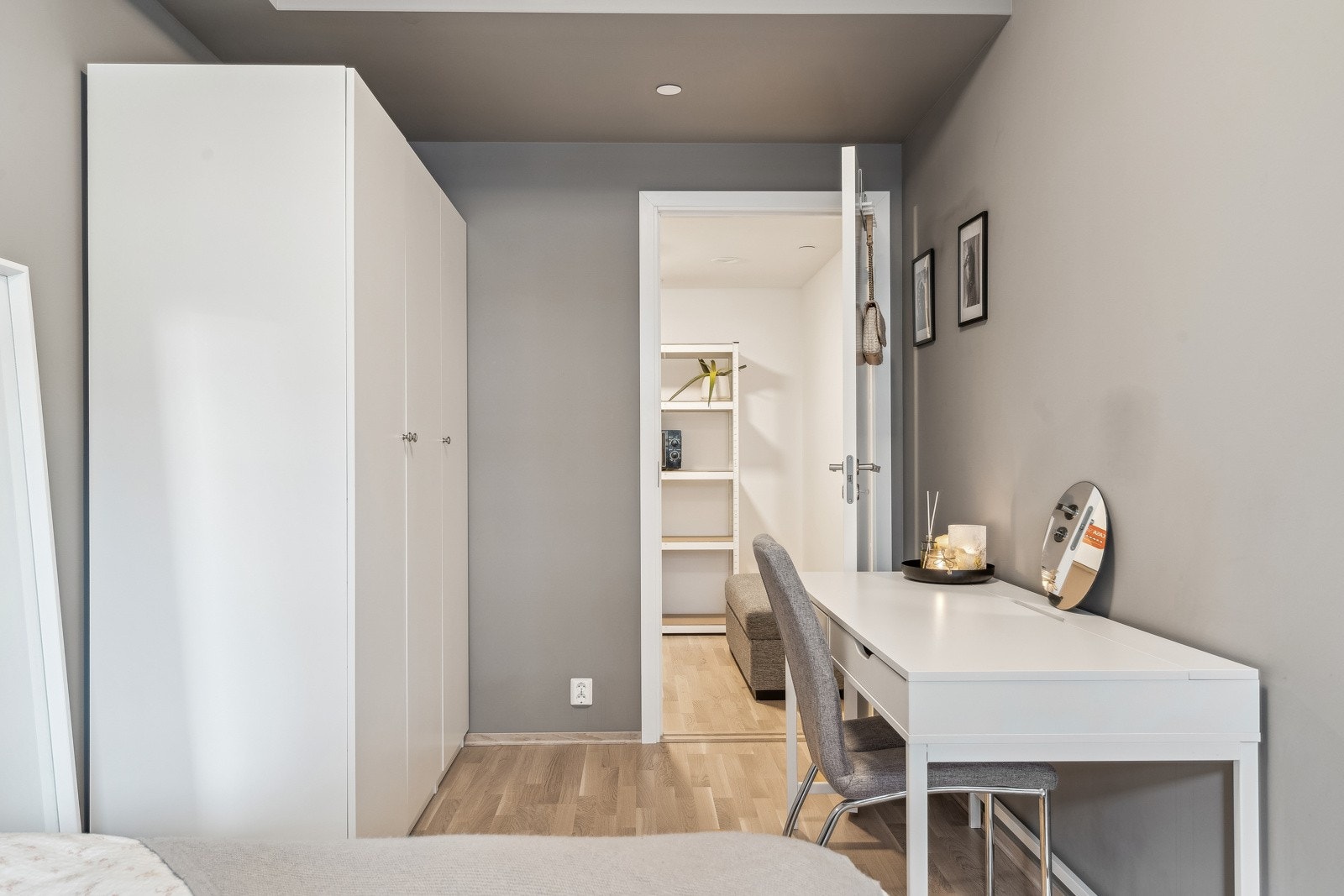 Her er det også plass til dobbeltseng, pult og garderobeløsning. I tillegg er det tilgang til bod fra soverommet. Galleribilde