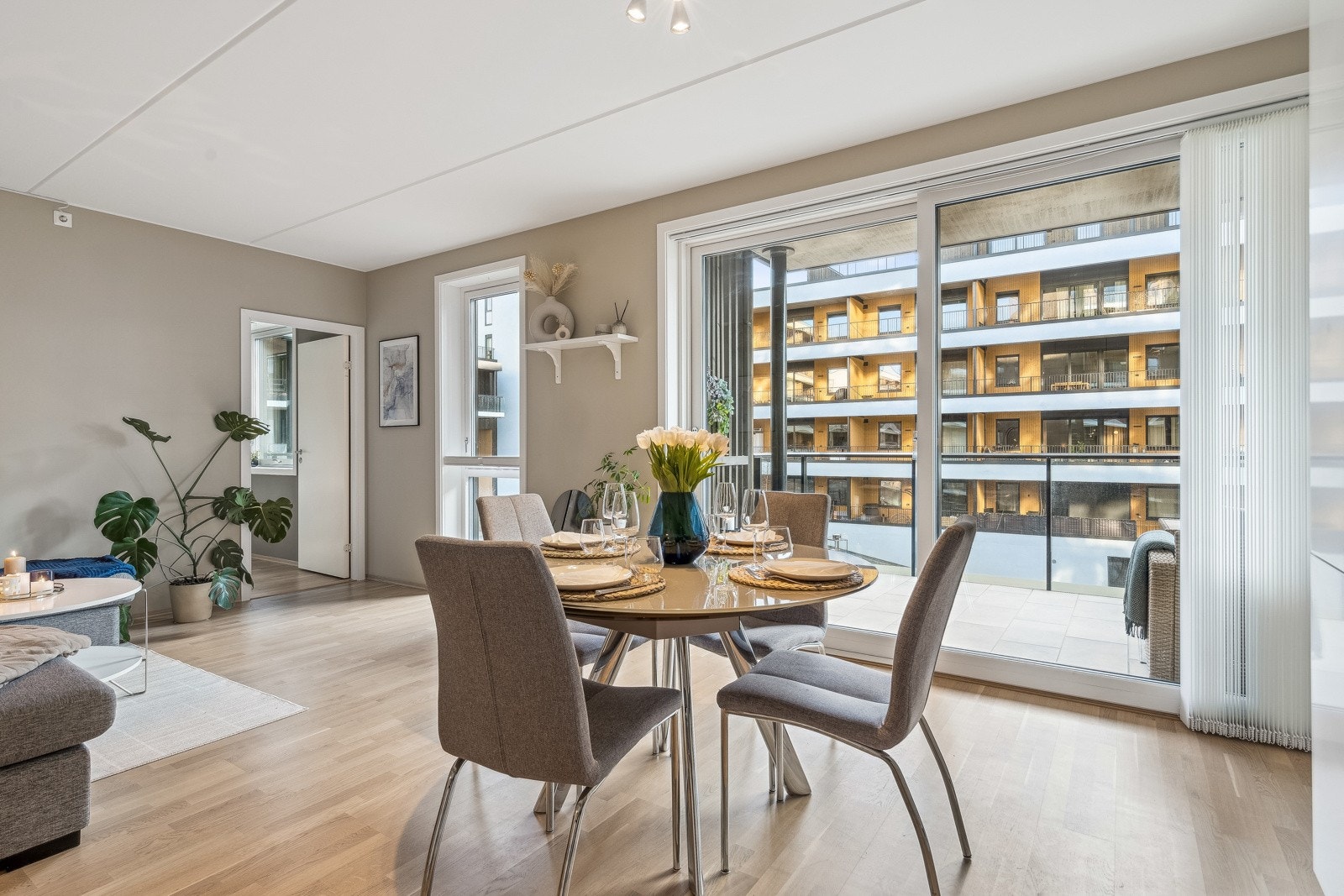 Leiligheten har store flotte vindusflater som slipper inn rikelig med naturlig lys og gir en fantastisk romfølelse. Galleribilde