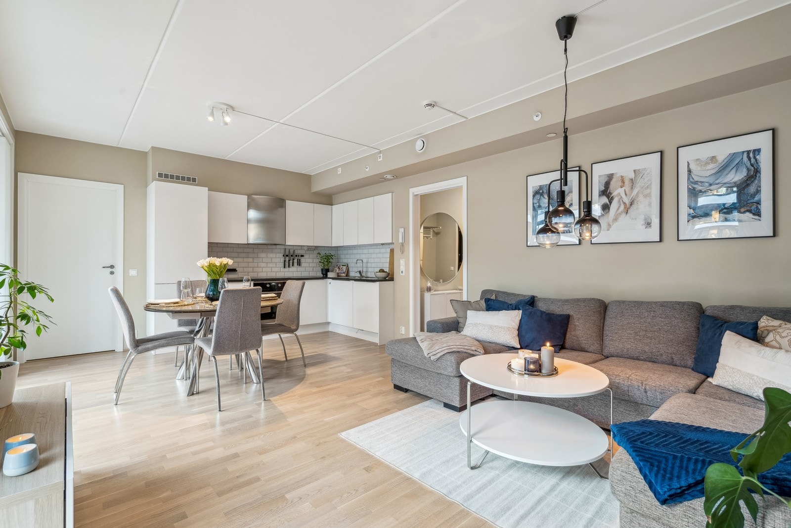 Her får du en flott leilighet fra 2022 med god standard, åpen stue- / kjøkkenløsning og stor balkong. Galleribilde