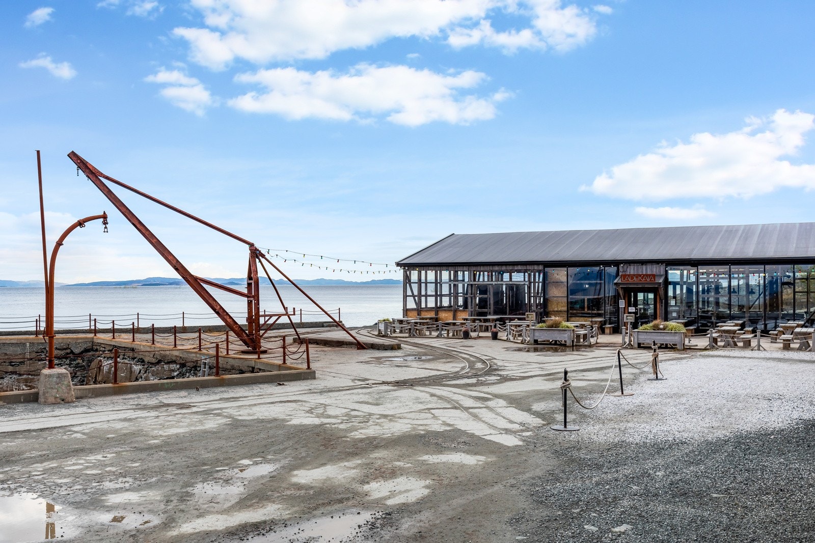 Den populære gangstien, Ladestien, fører deg til Ladekaia hvor du kan nyte noe godt i glasset. Her arrangeres det også konserter og andre sosiale sammenkomster. Galleribilde