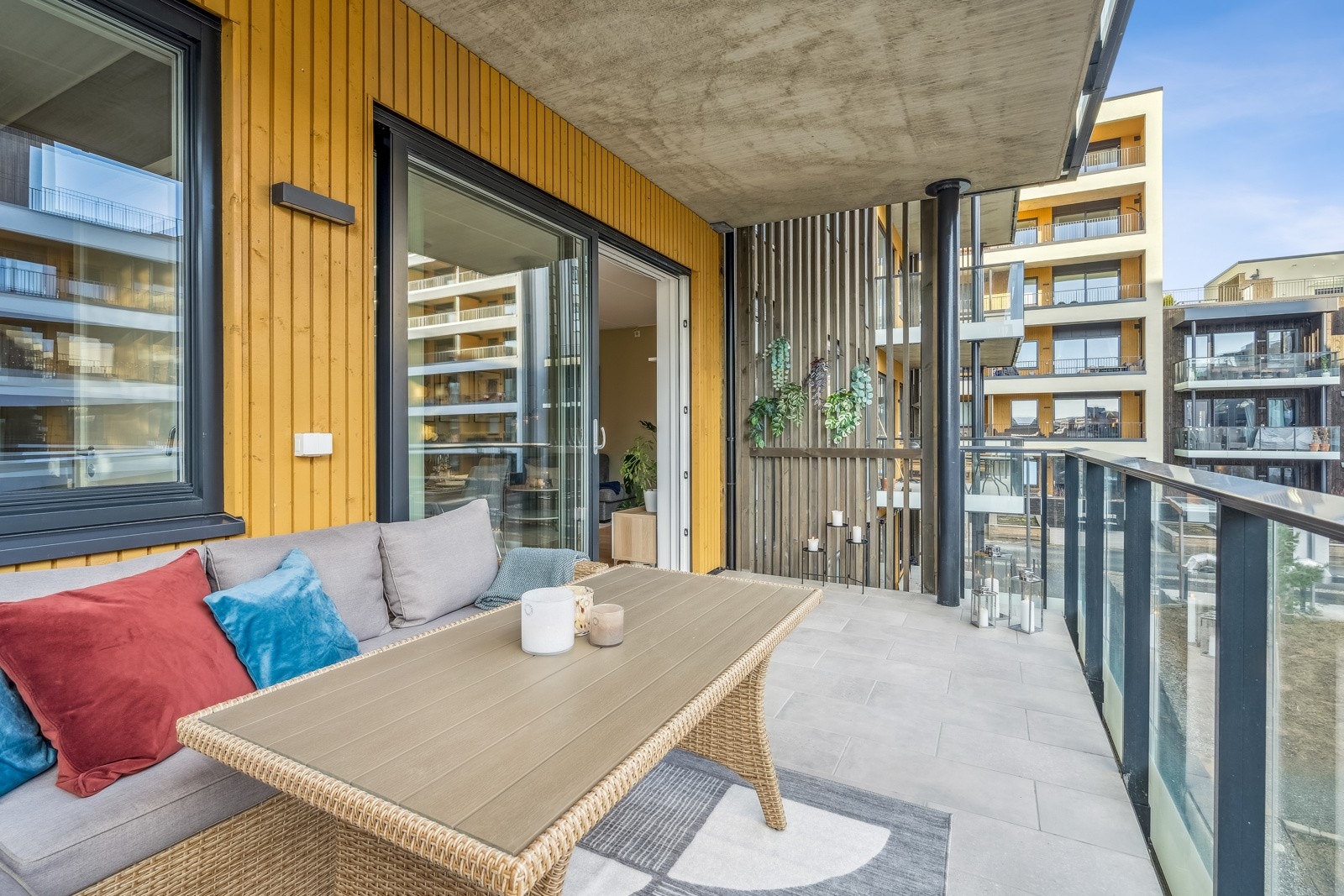 Balkongen måler hele 13 kvm, og har god plass til å innrede med loungemøbler etter eget ønske. Galleribilde