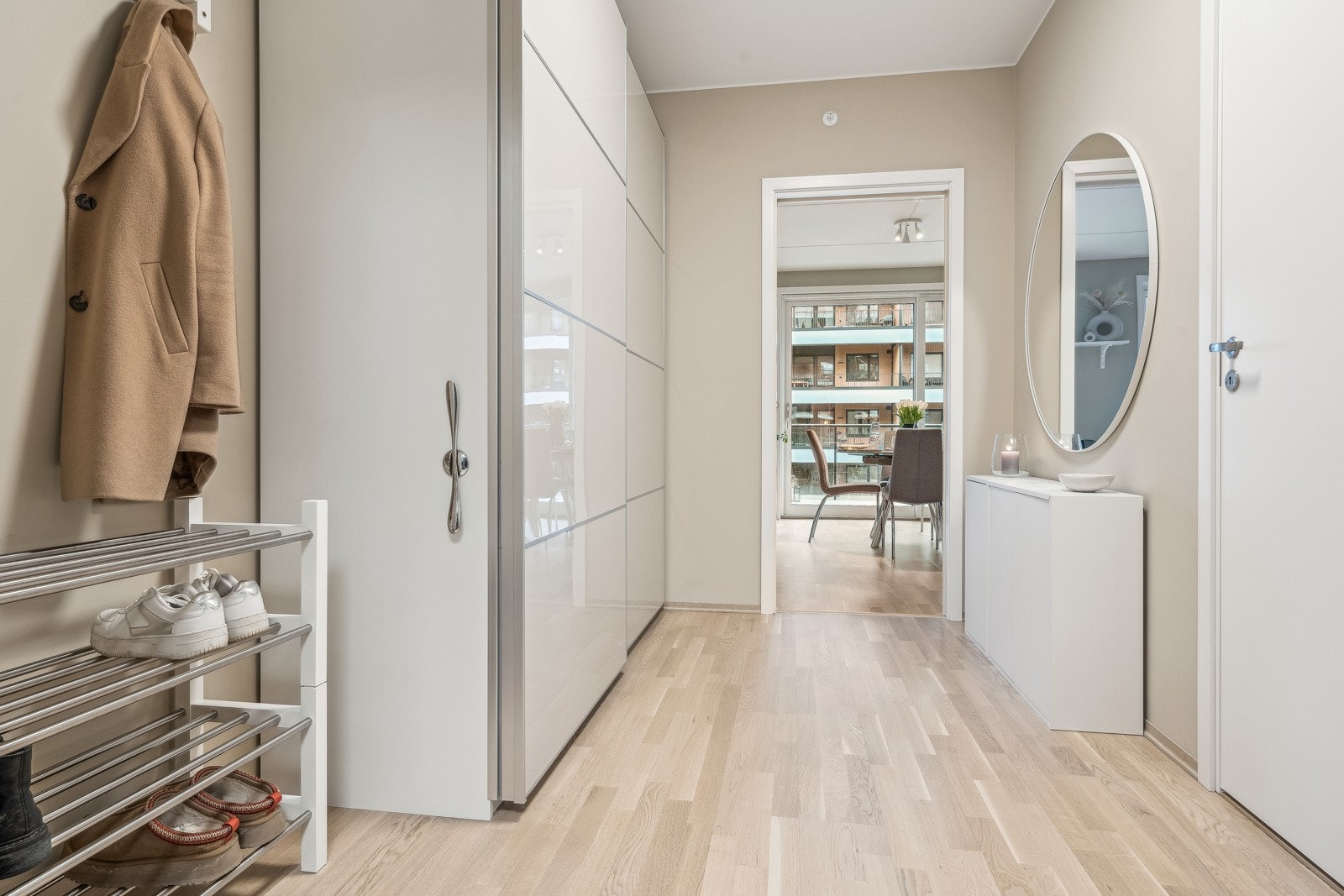 Du ønskes velkommen inn i en flott entrè på hele 7 kvm. Her er det mange gode muligheter for oppbevaring. Galleribilde