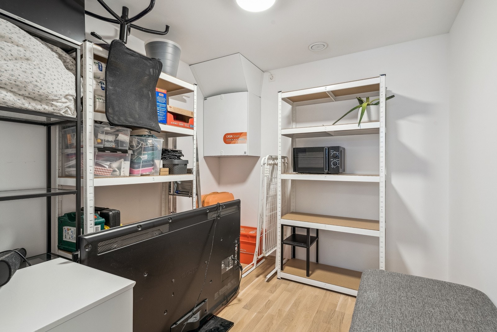 Boden er på 6 kvm., og passer utmerket til oppbevaring eller ekstra klesskap for de som ønsker det. Galleribilde