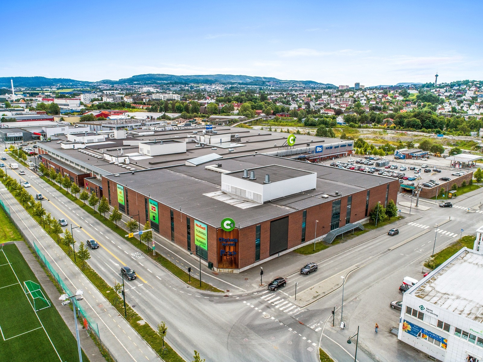 Rett over gaten har du et av Trondheims beste kjøpesenter. På City Lade finner du flere resturanter, cafèer, klesbutikker, vinmonopol og mange andre butikker. Galleribilde