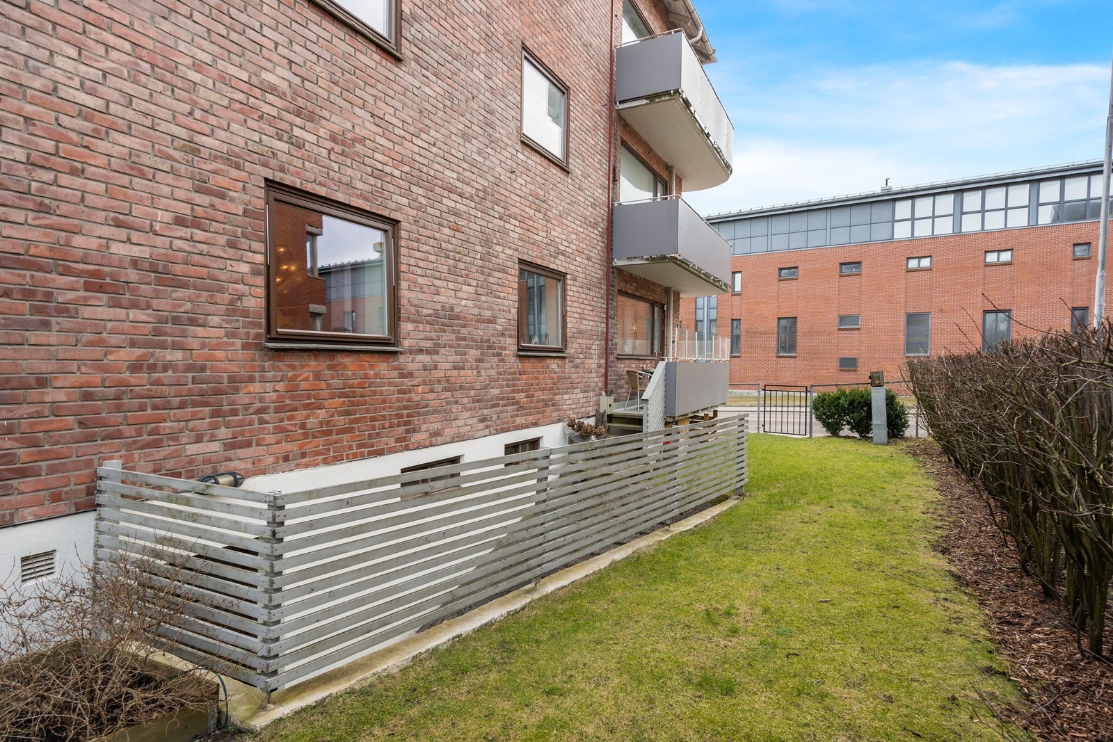 Fra balkongen er det trapp ned til gressplen Galleribilde