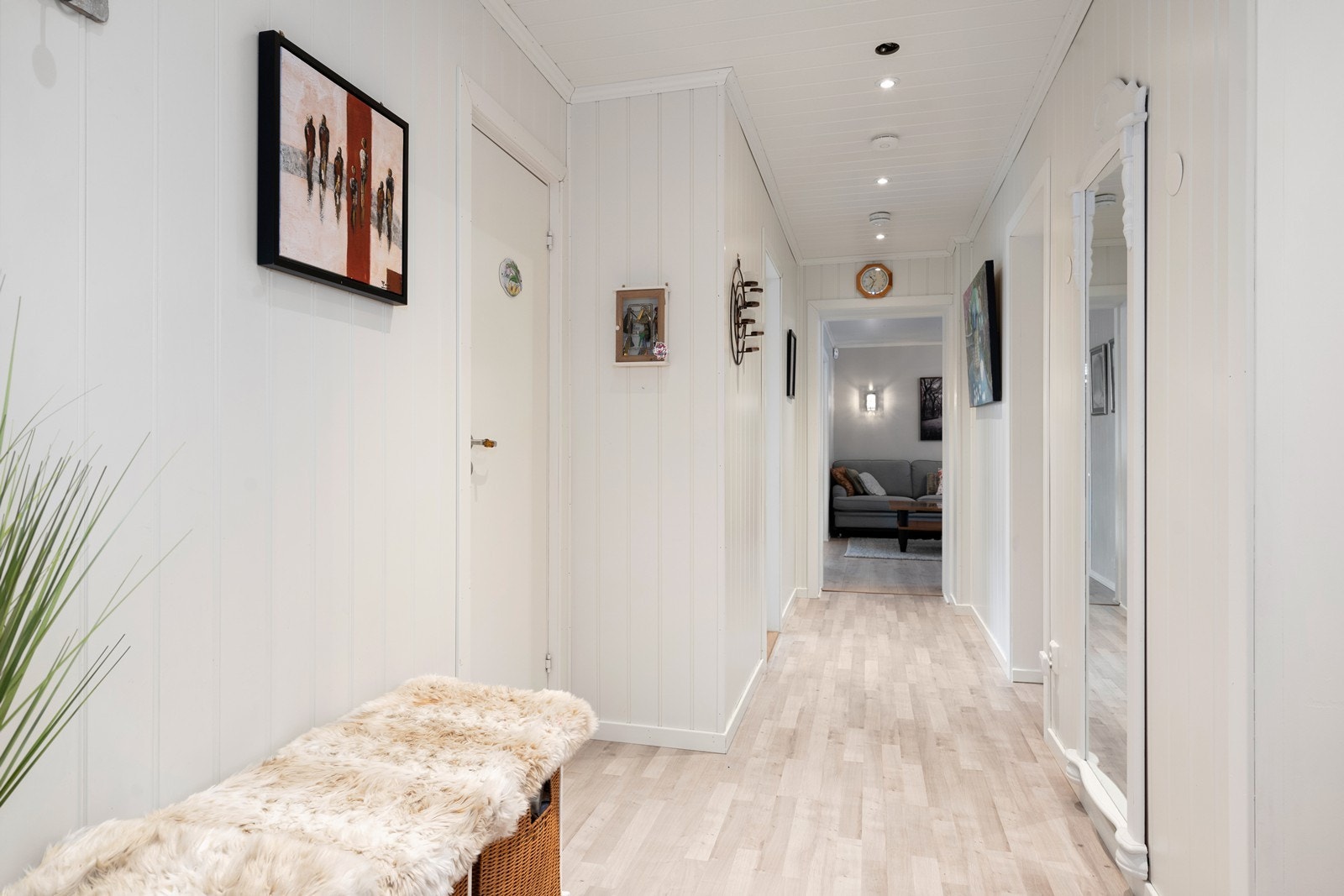 Entréen er lys og romslig Galleribilde