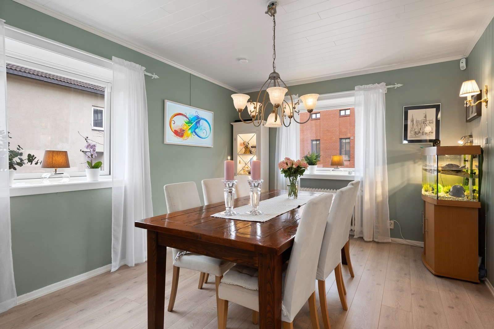 Romslig spisestue med gode lysforhold Galleribilde