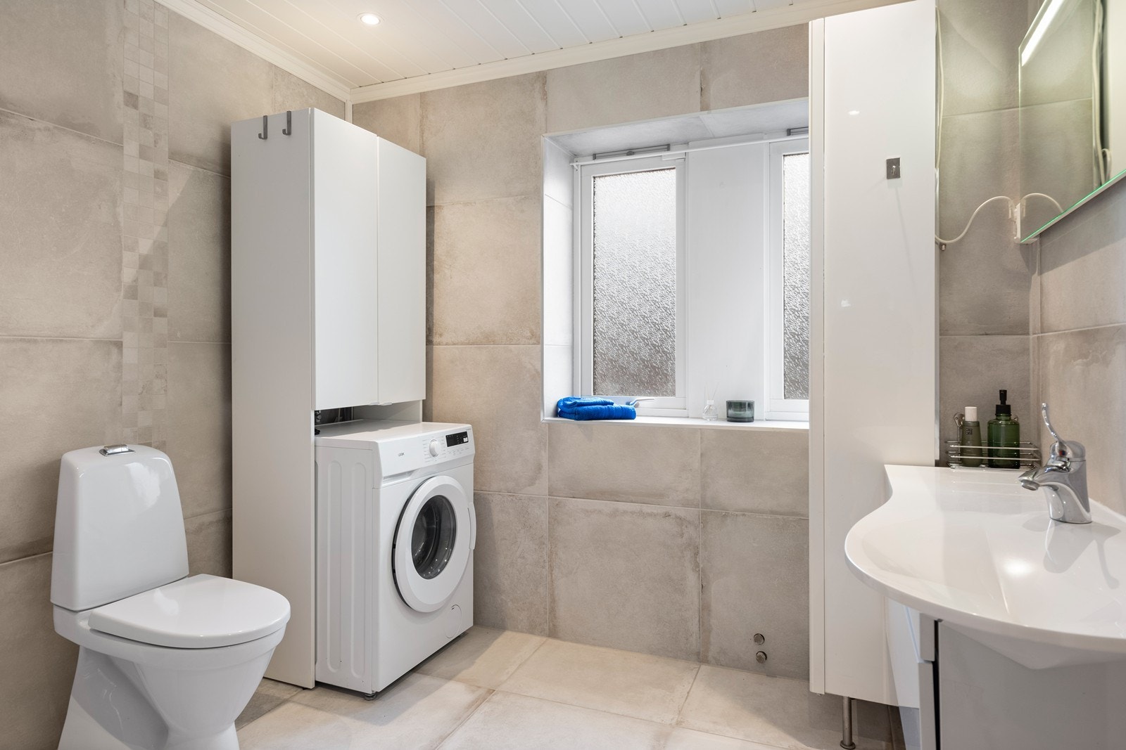 På badet er det gulvmontert wc og opplegg for vaskemaskin Galleribilde