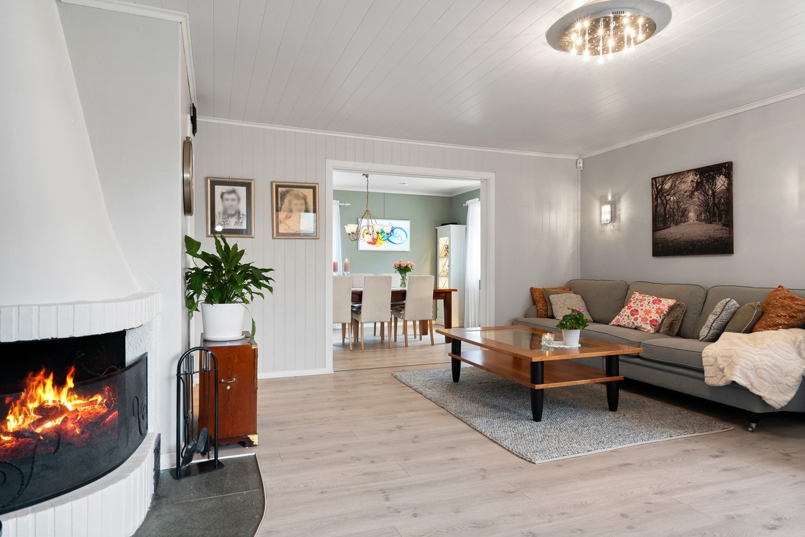 Det er god plass til salong og salongbord i stuen Galleribilde