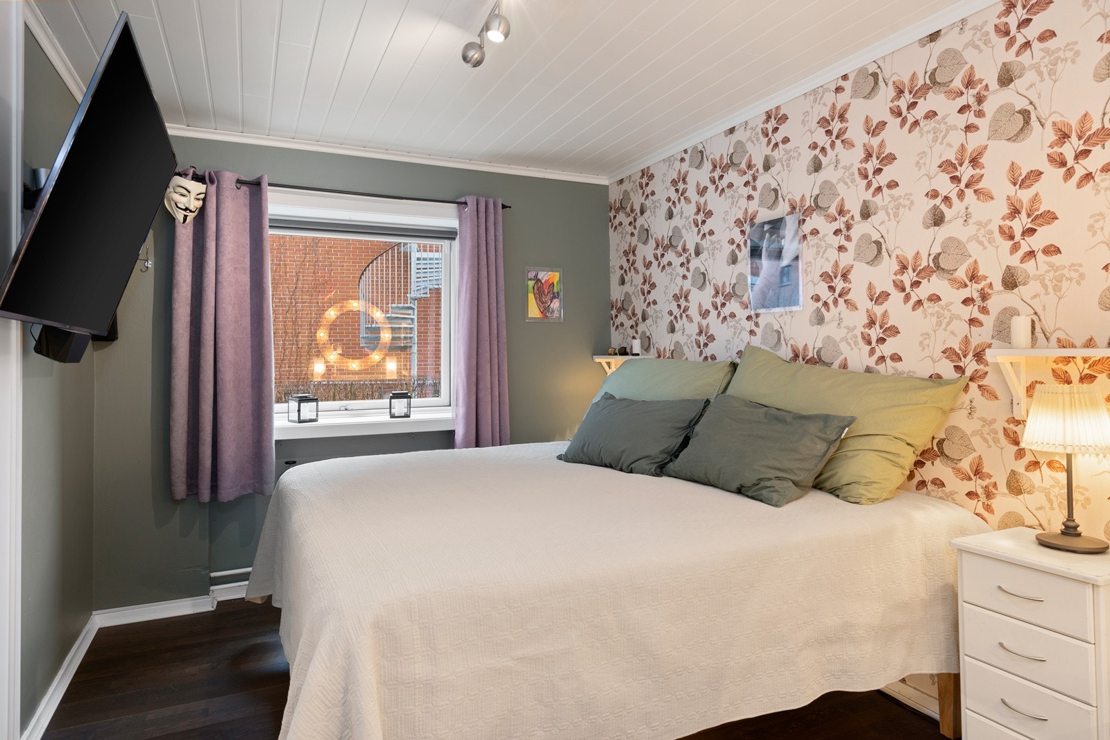 Hovedsoverommet har plass til dobbeltseng og tilhørende nattbord Galleribilde