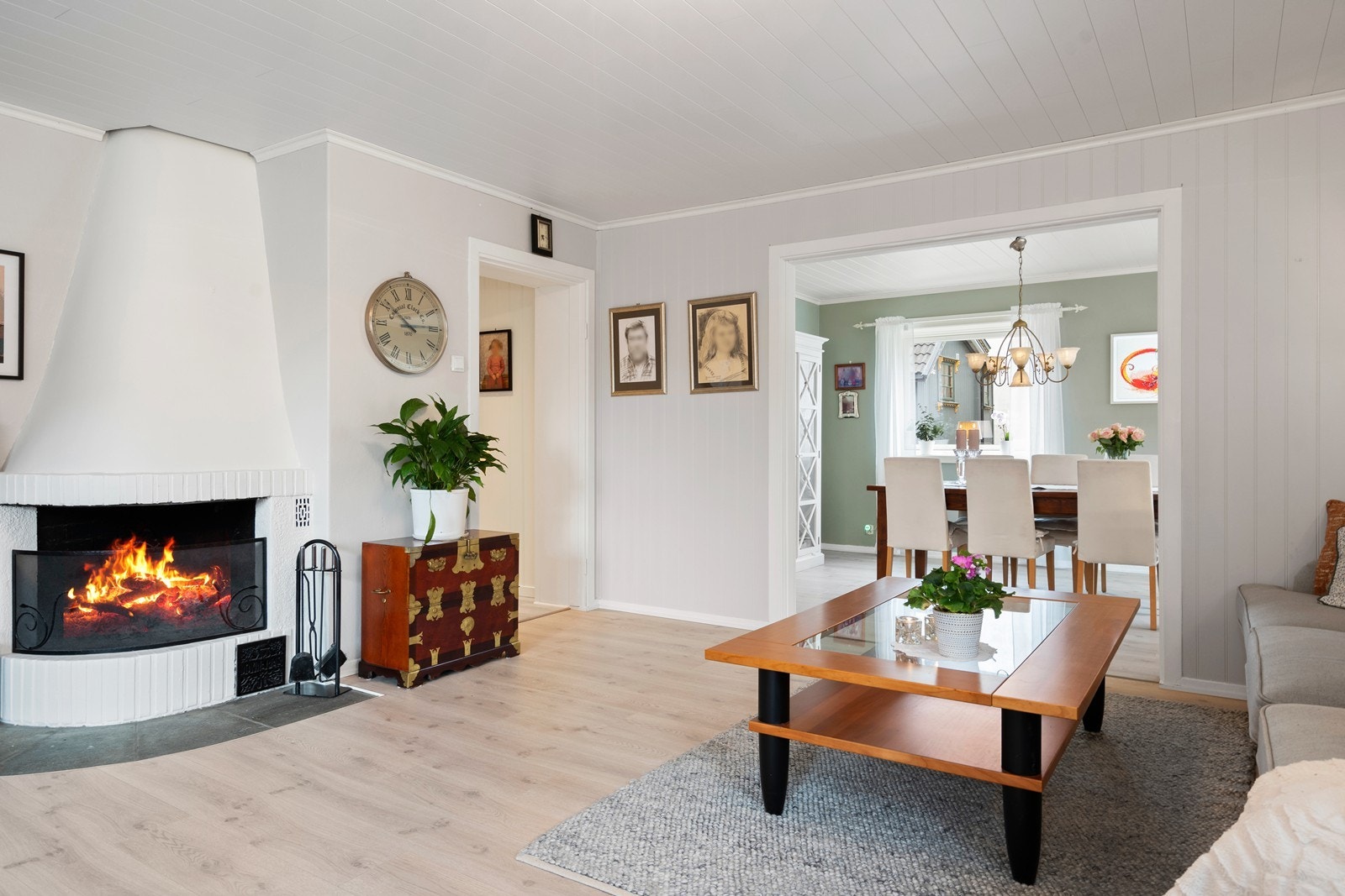 I stuen er det åpen hjørnepeis Galleribilde