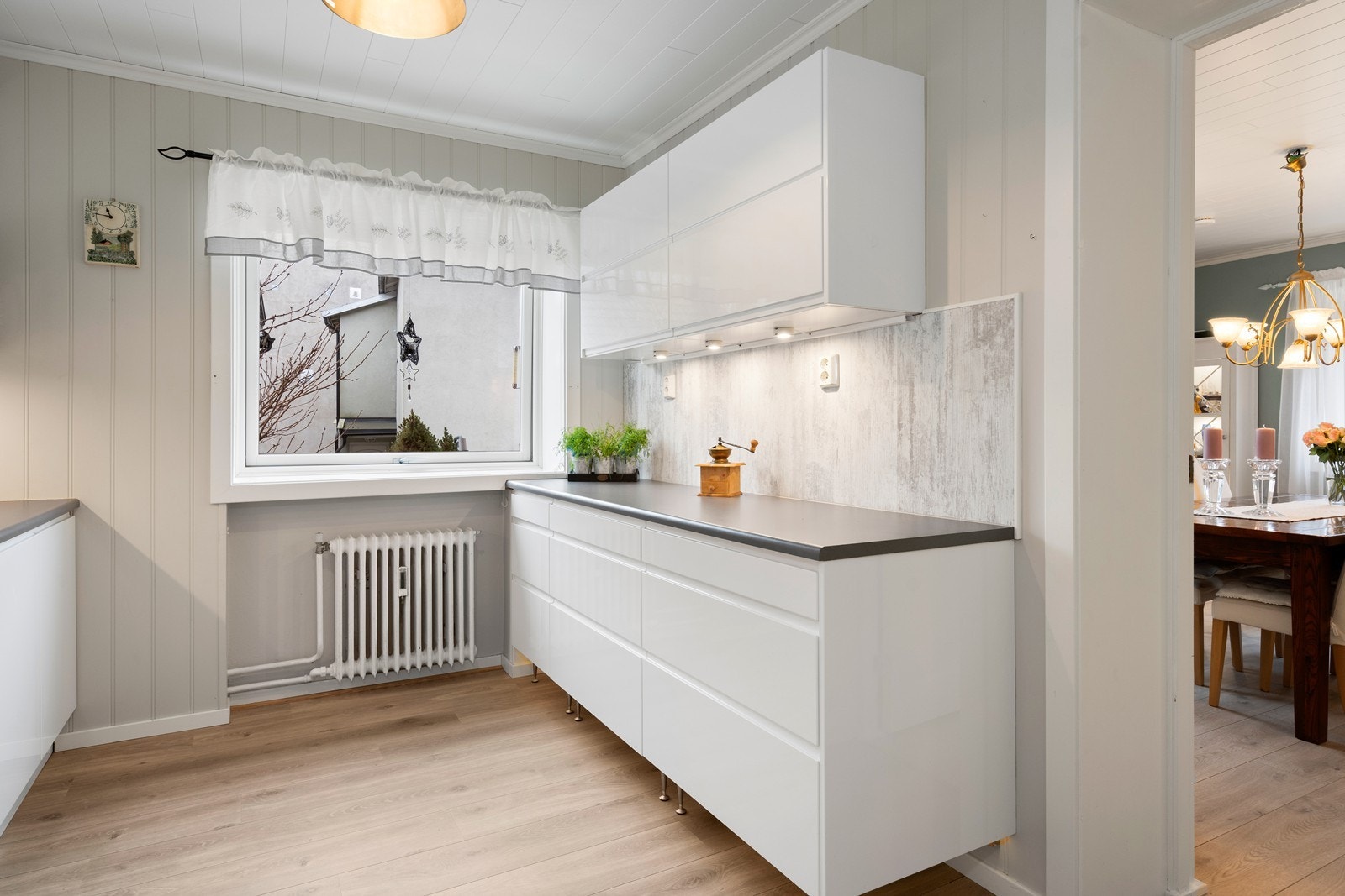 Kjøkkeninnredning med fabrikk lakkerte fronter og laminat benkeplate Galleribilde