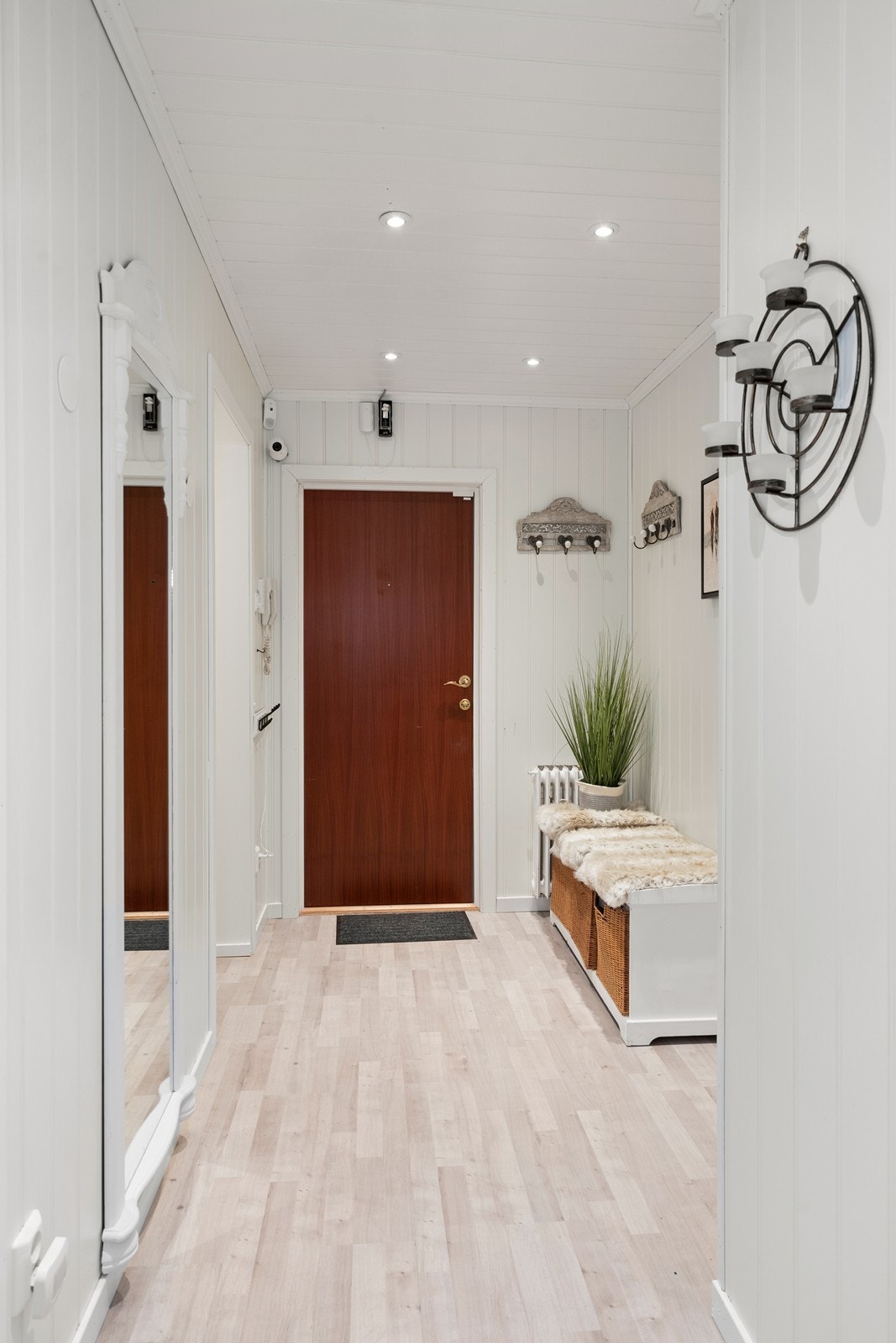 Entré med plass til oppbevaring/skostativ og oppheng av klær Galleribilde