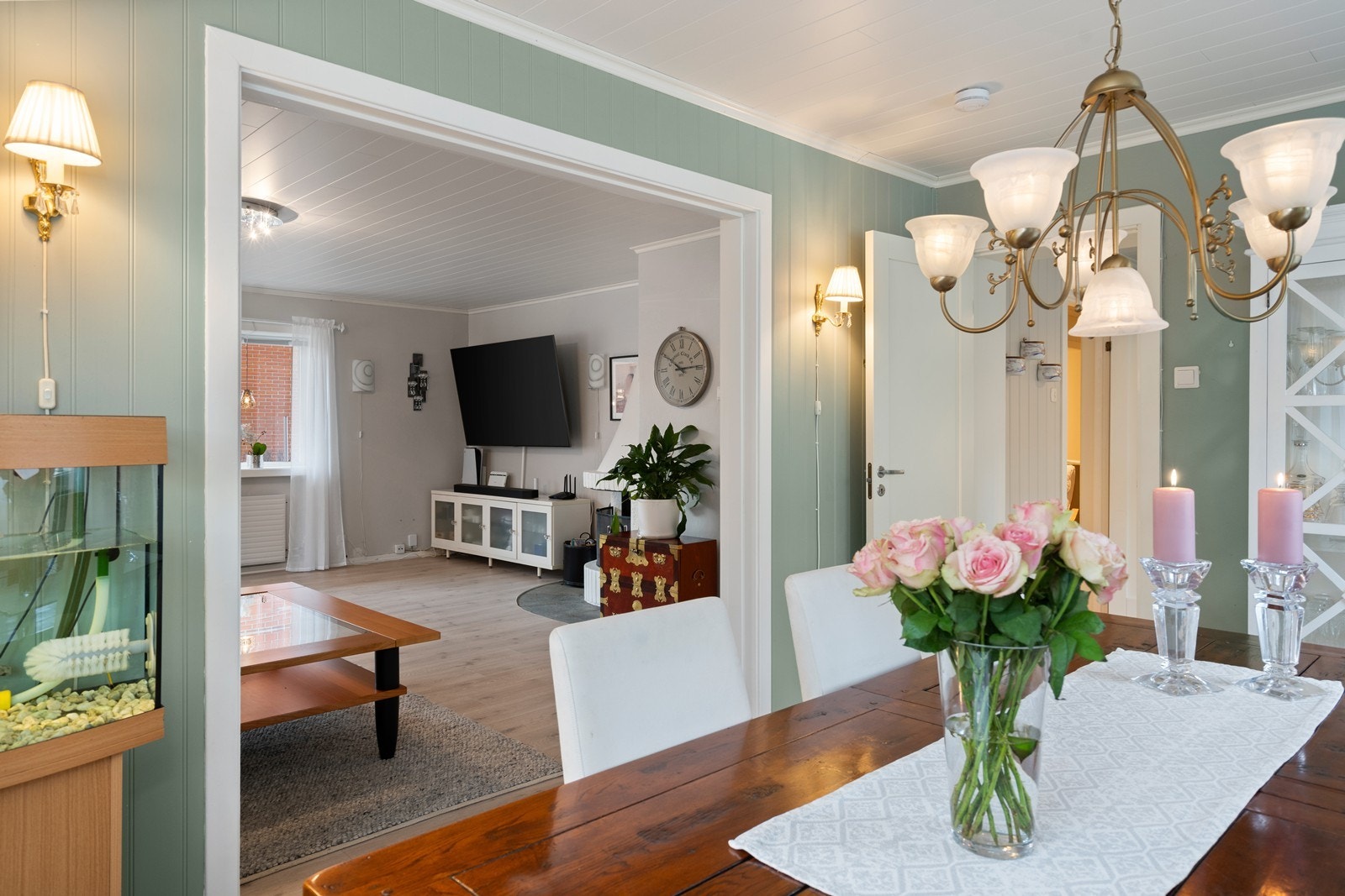 Spisestuen ligger i tilknytning både til stuen og kjøkkenet Galleribilde