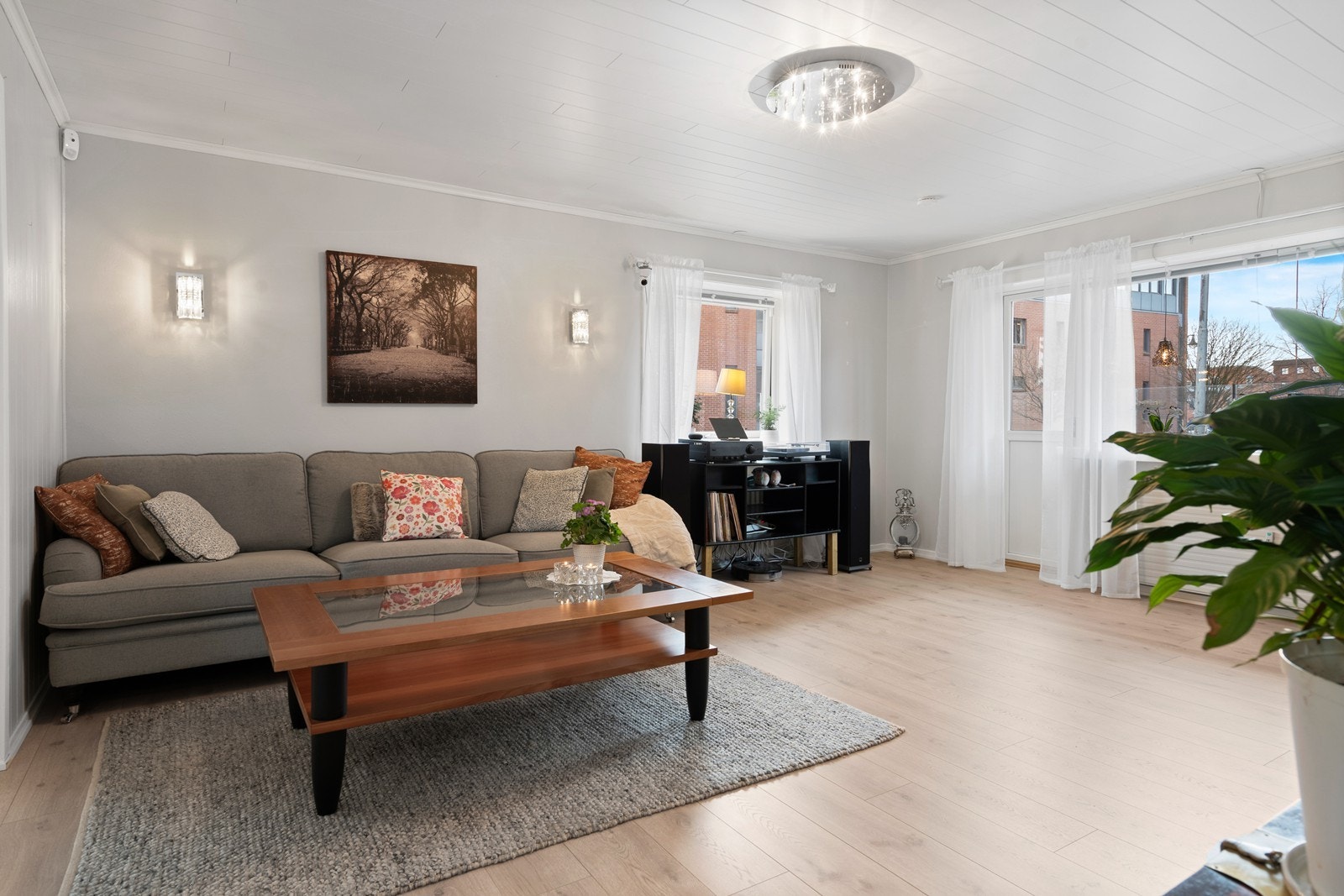 Store vinduer gir godt med lys på dagtid i stuen Galleribilde