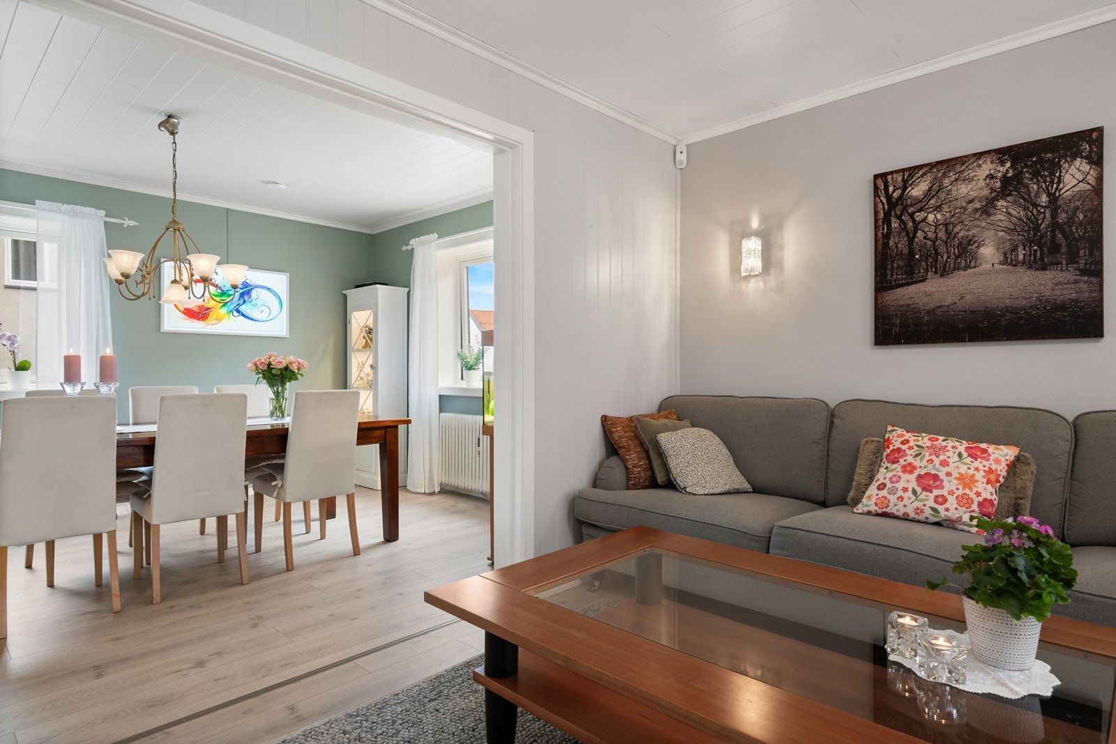 Stuen ligger i flukt med spisestuen Galleribilde