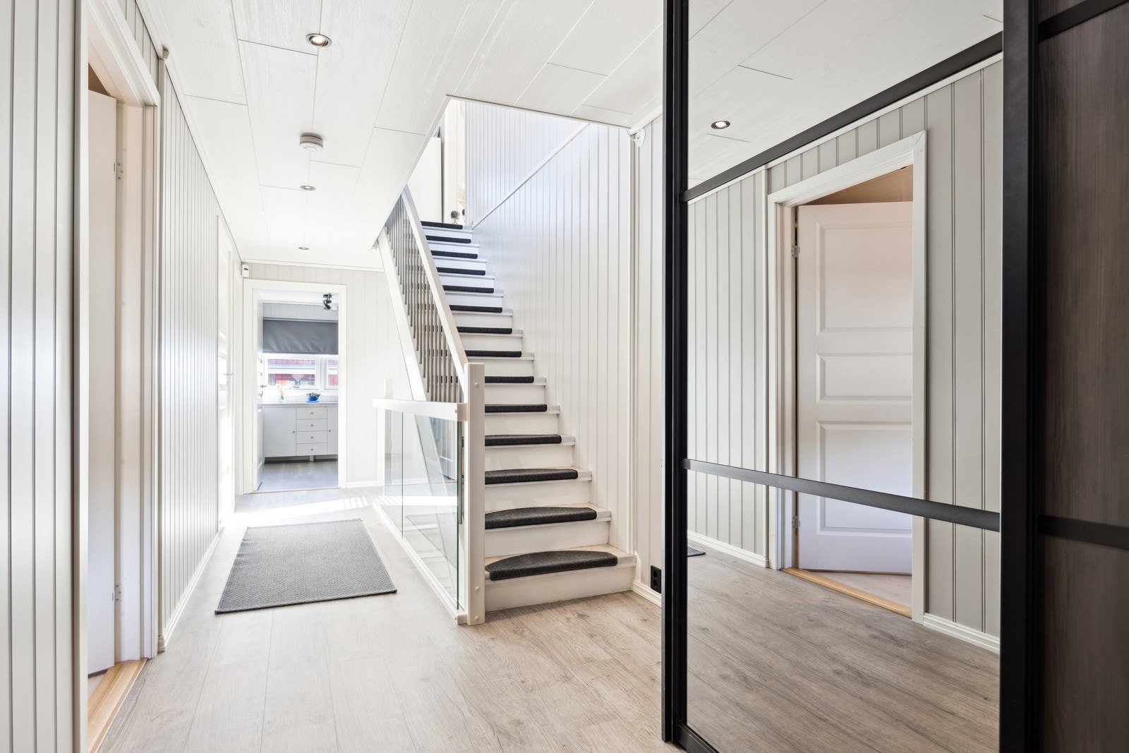 Gangen har en god gjennomlysning og gir et herlig førsteinntrykk! Galleribilde