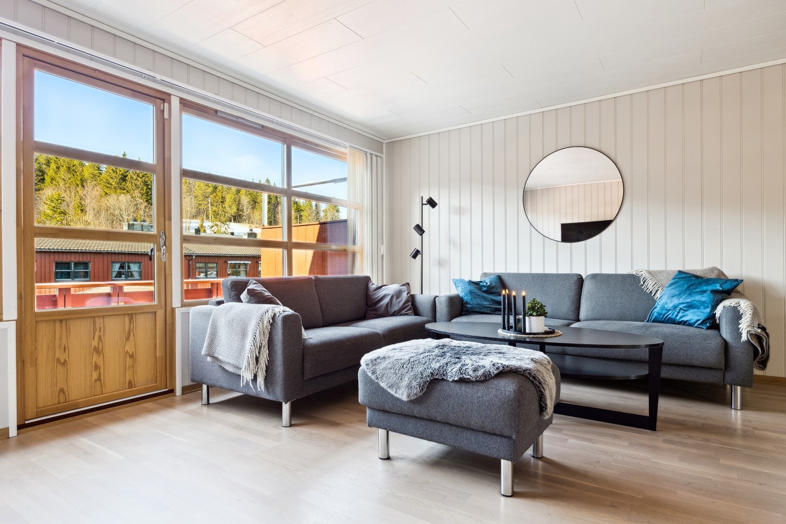Stua har store vindu som gir god med lysinnslipp. Galleribilde