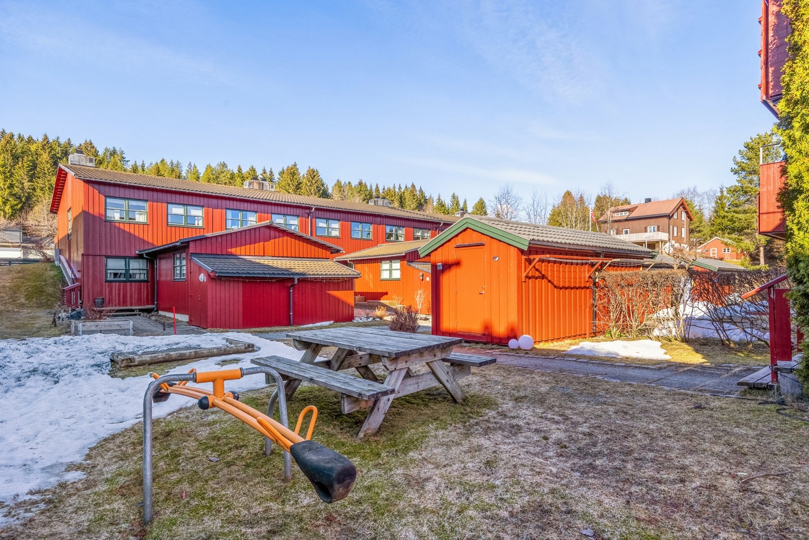 Boligen ligger så nærme marka man kan i Trondheim, og det er likevel korte distanser til matbutikker, skoler og E6. Galleribilde