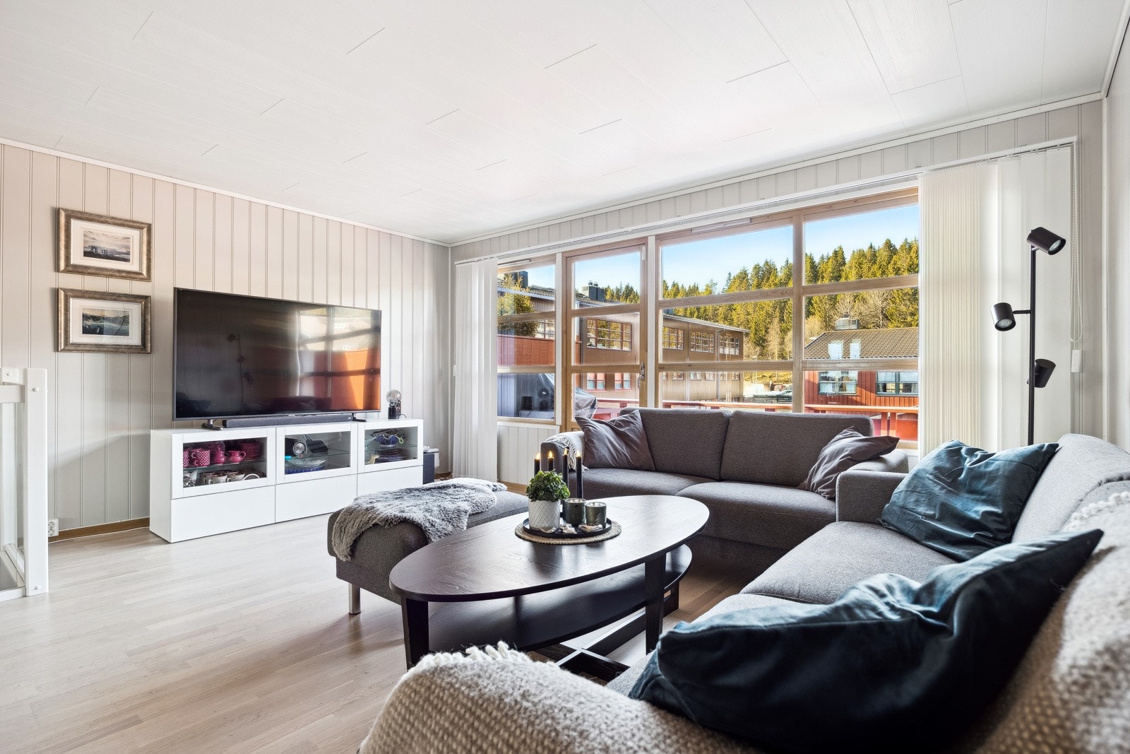 Alle andelseiere disponerer egen parkeringsplass i felles garasjeanlegg, og denne følger leiligheten ved salg. Galleribilde