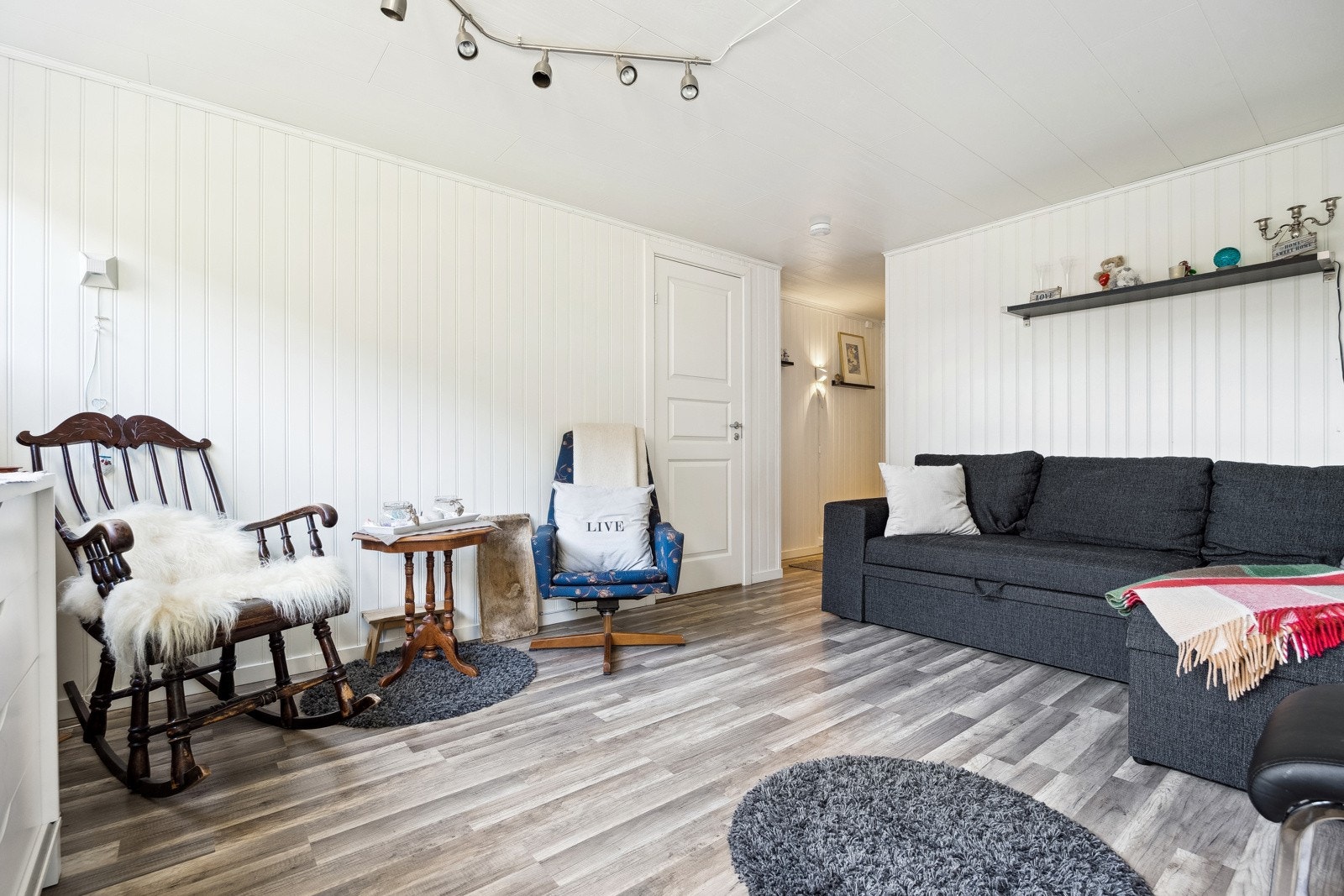 Kjellerstuen er nylig innredet, med blant annet større vinduer som gir et lysere og mer åpent inntrykk. En vegg er også satt opp for å lage et lite rom, komplett med vindu for ekstra lys og god lufting. Galleribilde