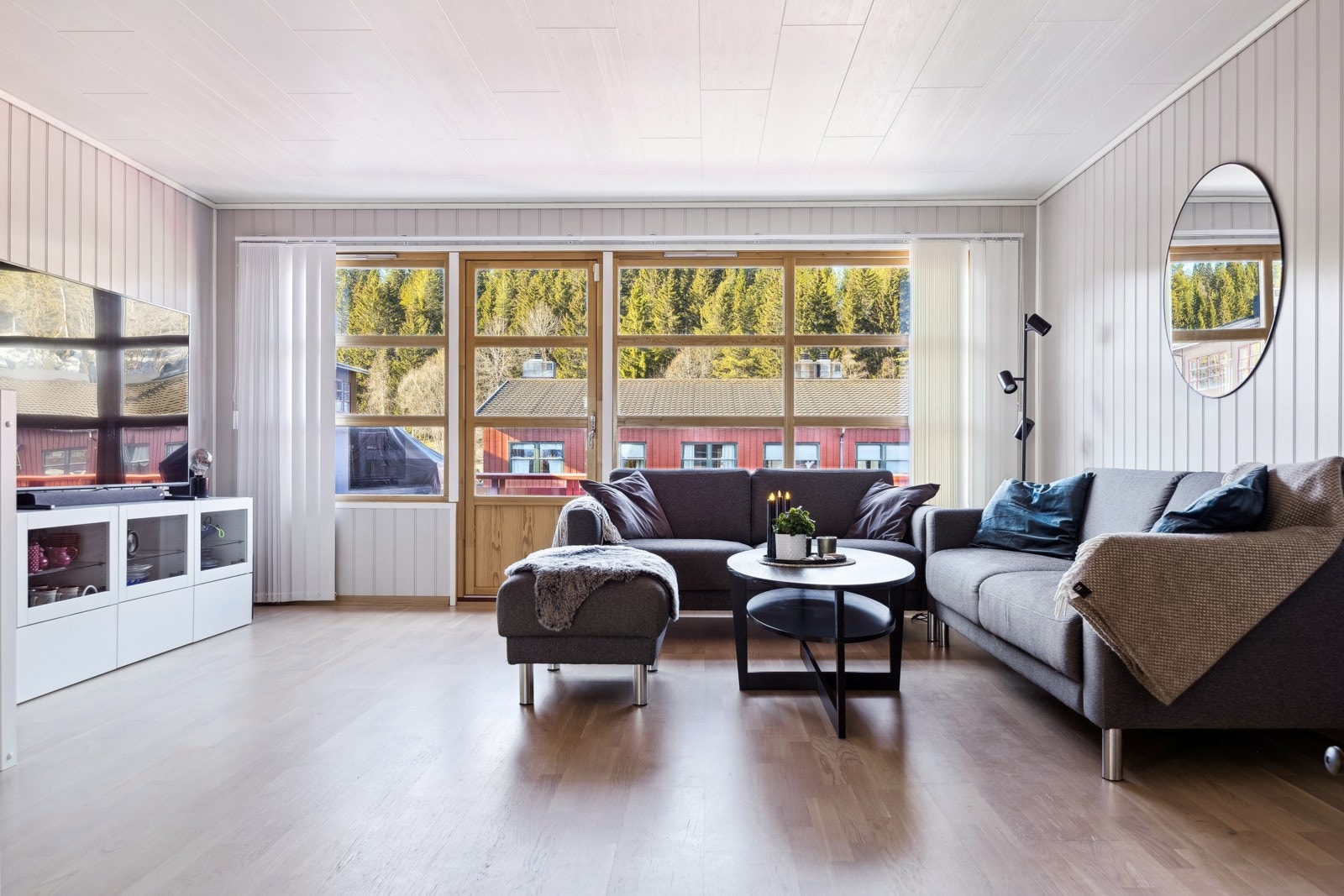 Det er en hyggelig utsikt fra stua mot Bymarka og inn i borettslagets rolige område. Galleribilde