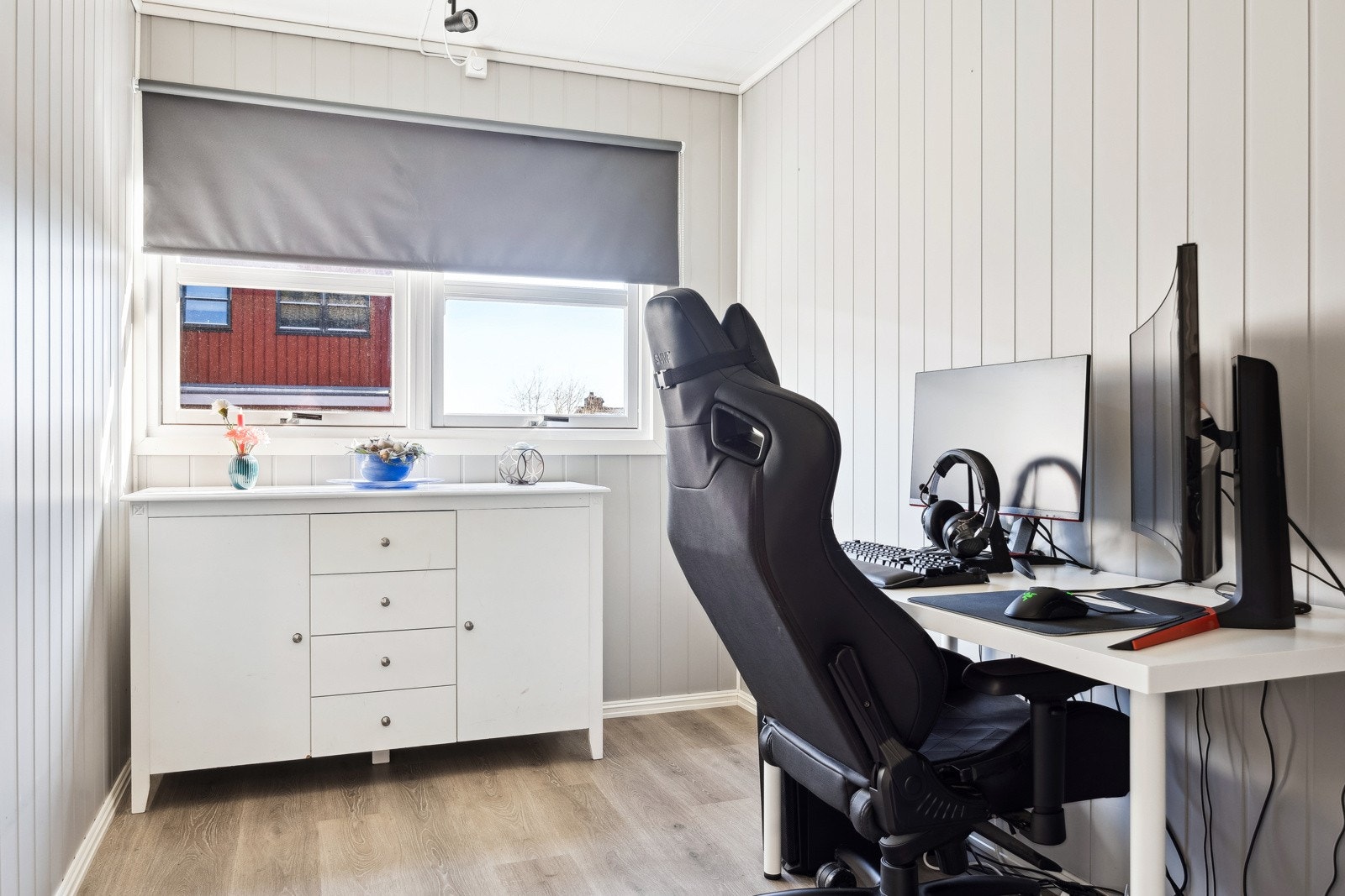 Soverommene er romslige og har plass til det man trenger av seng, oppbevaringsmøbler og ev. kontormøbler. Galleribilde