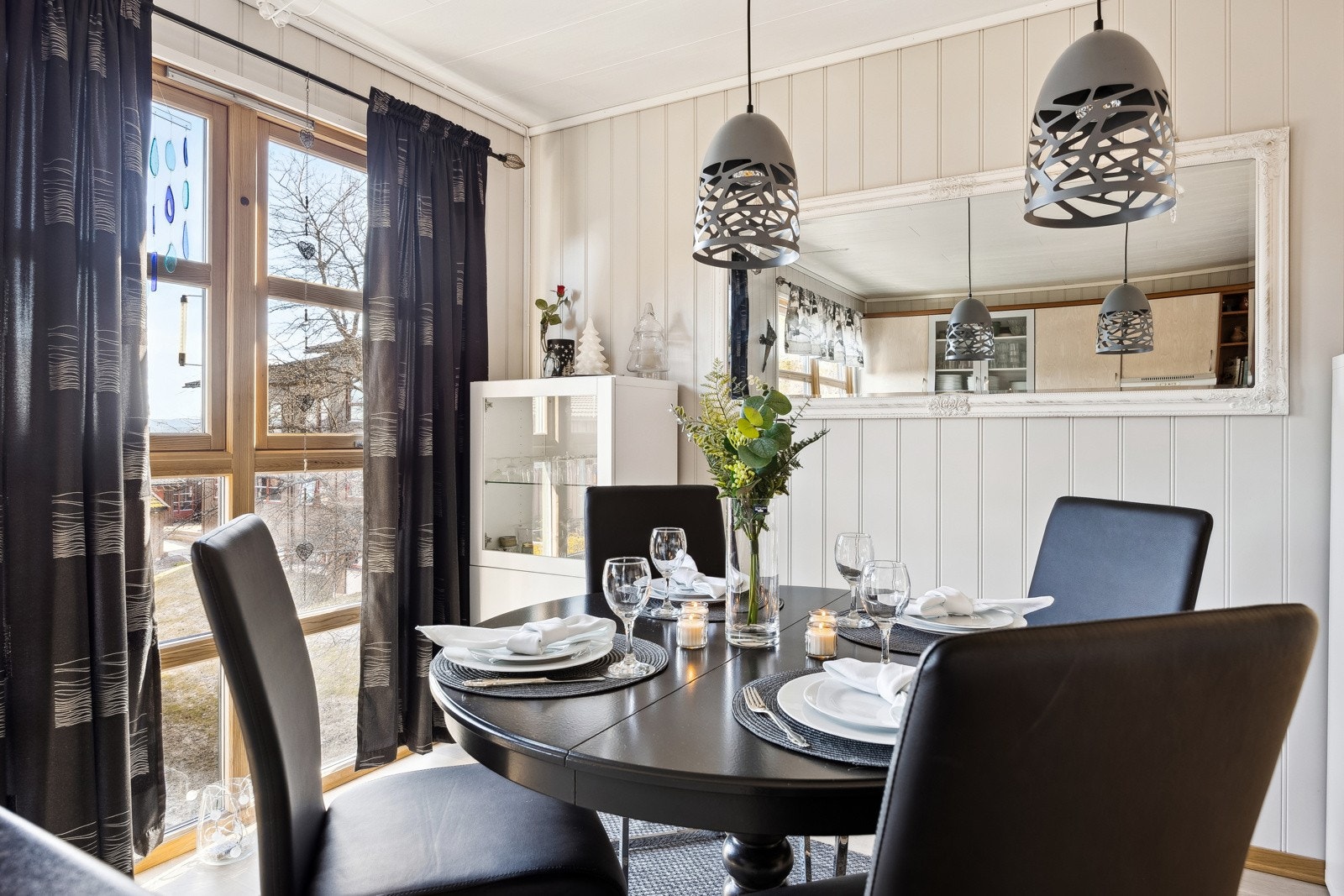 Det er god plass til spisestuemøblement i ønsket størrelse. Galleribilde