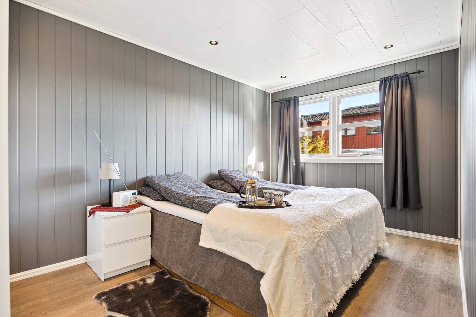 Det er tre soverom i 1. etg. og et bad. Galleribilde