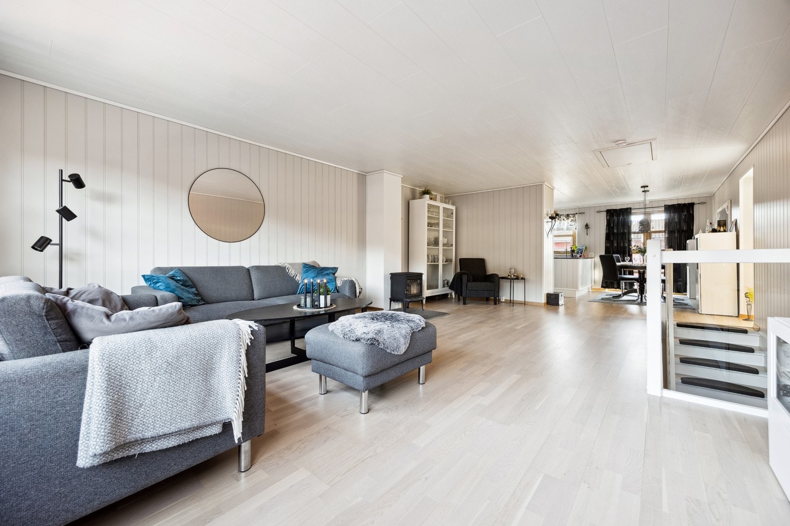 I boligens andre etasje møtes du av en moderne og luftig stue- og kjøkkenløsning med gode lysforhold og en åpen planløsning som skaper en romslig og sosial atmosfære. Galleribilde