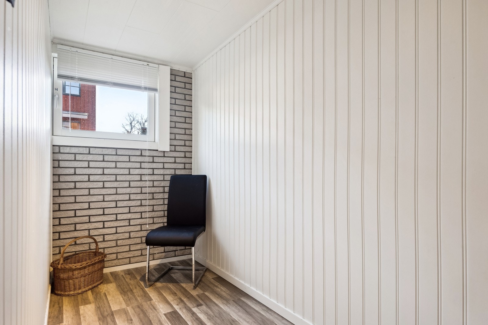 Et av rommene i kjelleren fungerer veldig godt som hobbyrom eller hjemmekontor. Galleribilde
