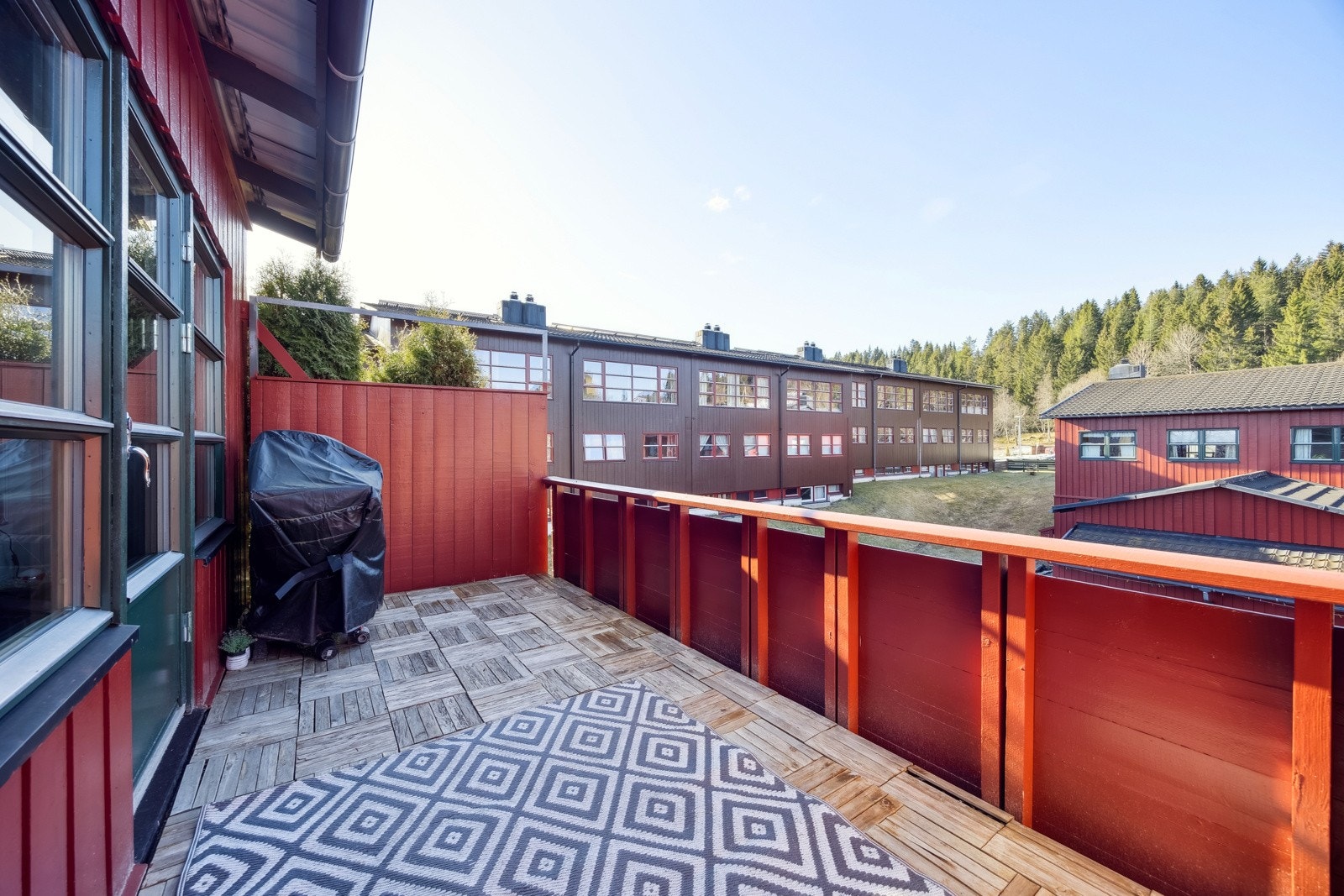 Fra stuen har man tilgang til en herlig balkong med utsikt over Bymarka! Galleribilde