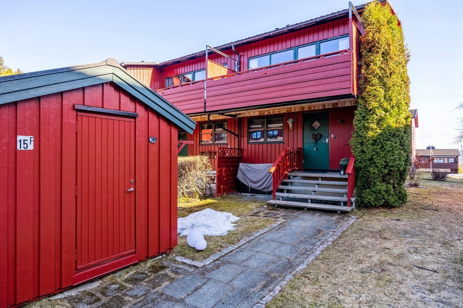Det er ytterbod som medfølger boligen, og uteområdet er pent opparbeidet. Galleribilde