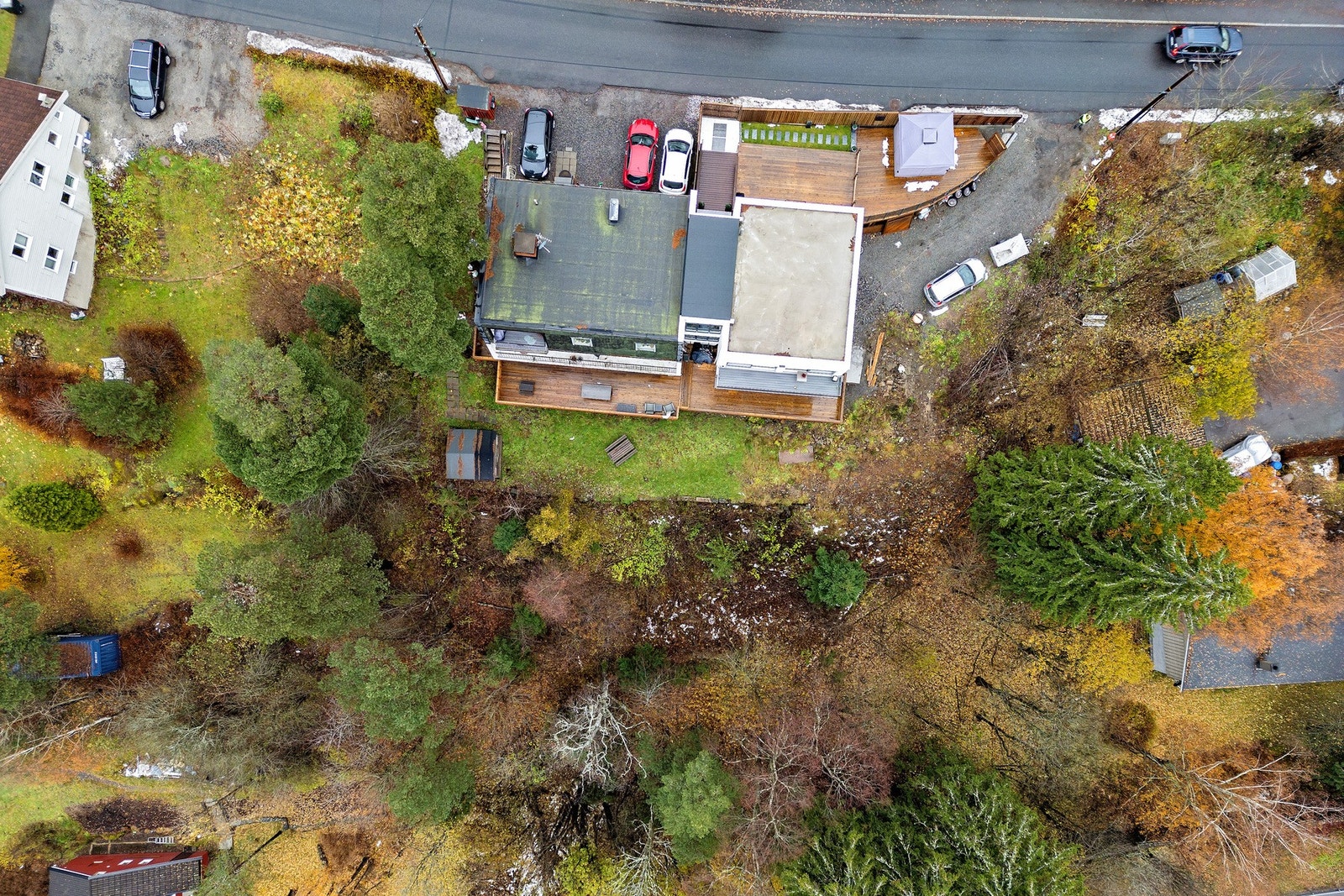 Tomten ligger fint til med gode solforhold Galleribilde